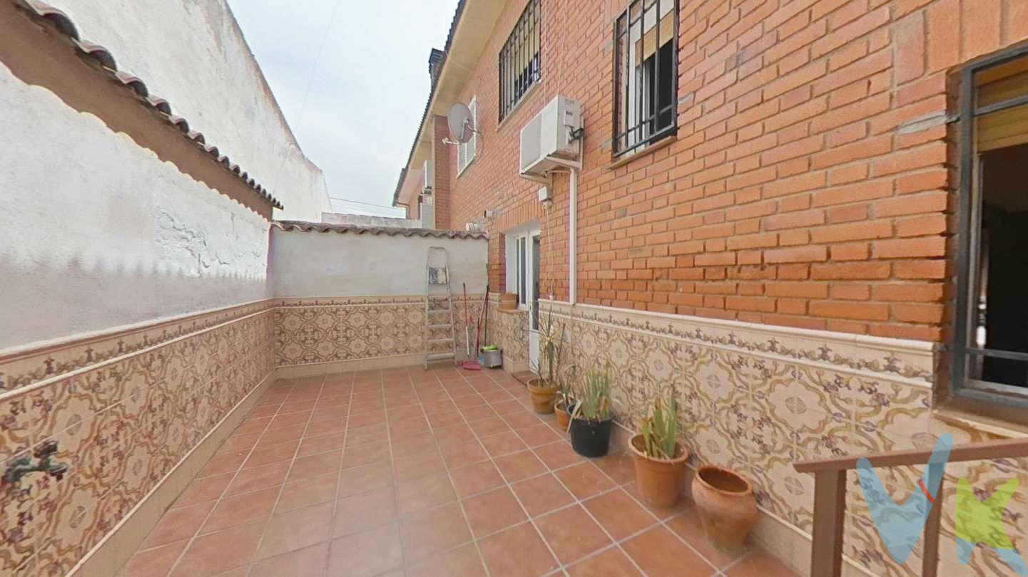 TU casa en un pueblo de la Mancha.....
Chalet adosado en Ajofrín, a 15 kms de Toledo y a 4 kilómetros de Sonseca.
Dos plantas con 6 dormitorios. Cocina amueblada. Pintura en gotelé. Suelos gres porcelánico. Puertas de madera. Patio de 30 m2. Con trastero y calefacción por caldera de gasoil. Puerta blindada en color blanco. Ventanas de aluminio con climalit. Rejas en todas las ventanas. Aire acondicionado en planta baja y dormitorios.
Cada planta tiene una superficie de 76m2 según catastro.
IBI 110€ al año
No hay comunidad.
Año de construcción 1982
Ajofrín es una localidad a 18 kilómetros de Toledo y a 4 kilómetros de Sonseca.
Pueblo con todos los servicios. Farmacia, estanco, carnicería, supermercado, centro de salud, bares, etc. La vivienda se encuentra ubicada al lado de la residencia Nuestra señora de Gracia. Lugar tranquilo y dentro del pueblo.
Orientación Sur - Oeste
Tenemos financiera. Llámanos y te haremos un estudio hipotecario para que esta casa pueda ser tuya.
Honorarios de intermediación inmobiliaria no incluidos en el precio.
Información válida salvo error tipográfico.
 
 