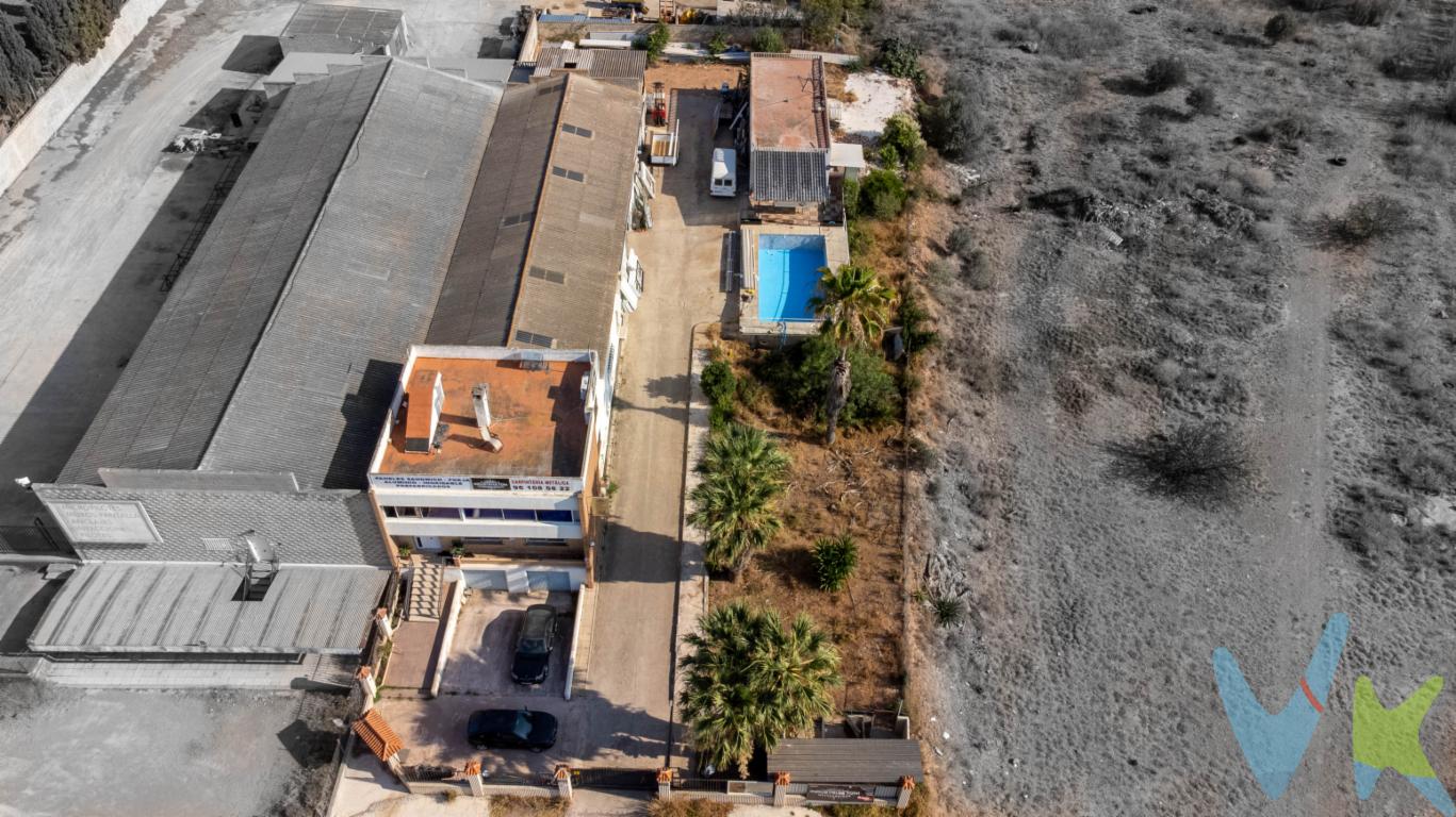 EXCLUSIVA PROPIEDAD EN SAGUNTO: NAVE INDUSTRIAL + VIVIENDA + PISCINA + PARCELA.¡Oportunidad única en el mercado! Se vende espectacular propiedad ubicada en una de las zonas más tranquilas y accesibles de Sagunto, que combina a la perfección una vivienda amplia y cómoda, una nave industrial completamente funcional y una gran parcela privada de más de 2.300 m² con piscina y múltiples posibilidades de uso.Esta propiedad es ideal tanto para familias que deseen disfrutar de un entorno amplio y natural, como para empresarios, autónomos o inversores que buscan un espacio para desarrollar su actividad profesional sin renunciar al confort del hogar.VIVIENDA: COMODIDAD Y FUNCIONALIDAD EN 132 M².La vivienda, con una superficie construida de aproximadamente 132 m², está distribuida de forma práctica y acogedora:.4 habitaciones espaciosas, perfectas para toda la familia, con buena iluminación natural.2 baños completos y 1 aseo auxiliar, todos en muy buen estado.Salón-comedor amplio con espacio suficiente para disfrutar en familia o con amigos.Cocina office independiente, cómoda y funcional, con espacio para comer diariamente.Armarios empotrados en varias estancias, lo que optimiza el almacenamiento.Terraza de aproximadamente 60 m², ideal para disfrutar del aire libre, comidas al sol o momentos de relax.Balcón amplio, con vistas despejadas a la montaña.Acabados de calidad, con suelos combinados de parquet, gres, terrazo y cemento, según el área.Sistema de aire acondicionado Split frío/calor en estancias clave.La vivienda se encuentra semi-amueblada, lo que permite entrar a vivir o adaptar el mobiliario a tu gusto.NAVE INDUSTRIAL Y ESPACIOS PROFESIONALES.Uno de los grandes valores añadidos de esta propiedad es su infraestructura industrial:Nave de aproximadamente 400 m², lista para albergar cualquier tipo de actividad comercial, industrial o de almacenaje.Almacén adicional de unos 70 m², con muchas posibilidades: desde zona de materiales hasta taller independiente.1 oficina privada para tareas administrativas o dirección.Vestuario completo para trabajadores, muy útil si se emplea personal.Zona de trastero con amplio espacio de almacenamiento.Área de parking para vehículos grandes y pequeños, con espacio suficiente para maniobras.PARCELA EXTERIOR DE 2.379 M²: PRIVACIDAD Y ENTORNO NATURAL.La propiedad se ubica en una parcela rústica privada de 2.379 m², completamente vallada.Cuenta con una estupenda piscina privada equipada con depuradora, ideal para disfrutar los meses de calor.Las vistas abiertas a la montaña ofrecen un entorno natural privilegiado, perfecto para quienes buscan desconexión sin renunciar a la cercanía de la ciudad.Conexión a luz y agua, lista para ocupar tanto en su uso residencial como industrial.Calificación energética: G.UBICACIÓN Y ENTORNO.Ubicada en Sagunto, localidad con excelente comunicación por carretera, proximidad al puerto, zona industrial y servicios esenciales.A tan solo minutos de supermercados, colegios, centro de salud y zonas comerciales.A 30 minutos de Valencia capital y a pocos kilómetros de la playa.IDEAL PARA:.Familias que buscan espacio, independencia y naturaleza.Autónomos o empresarios que deseen trabajar y vivir en el mismo lugar.Inversores que busquen una propiedad versátil con gran potencial de rentabilidad.¡No dejes pasar esta oportunidad!.Contáctanos para más información, recibir plano detallado, concertar una visita o conocer las condiciones de compra.REF: 4623.