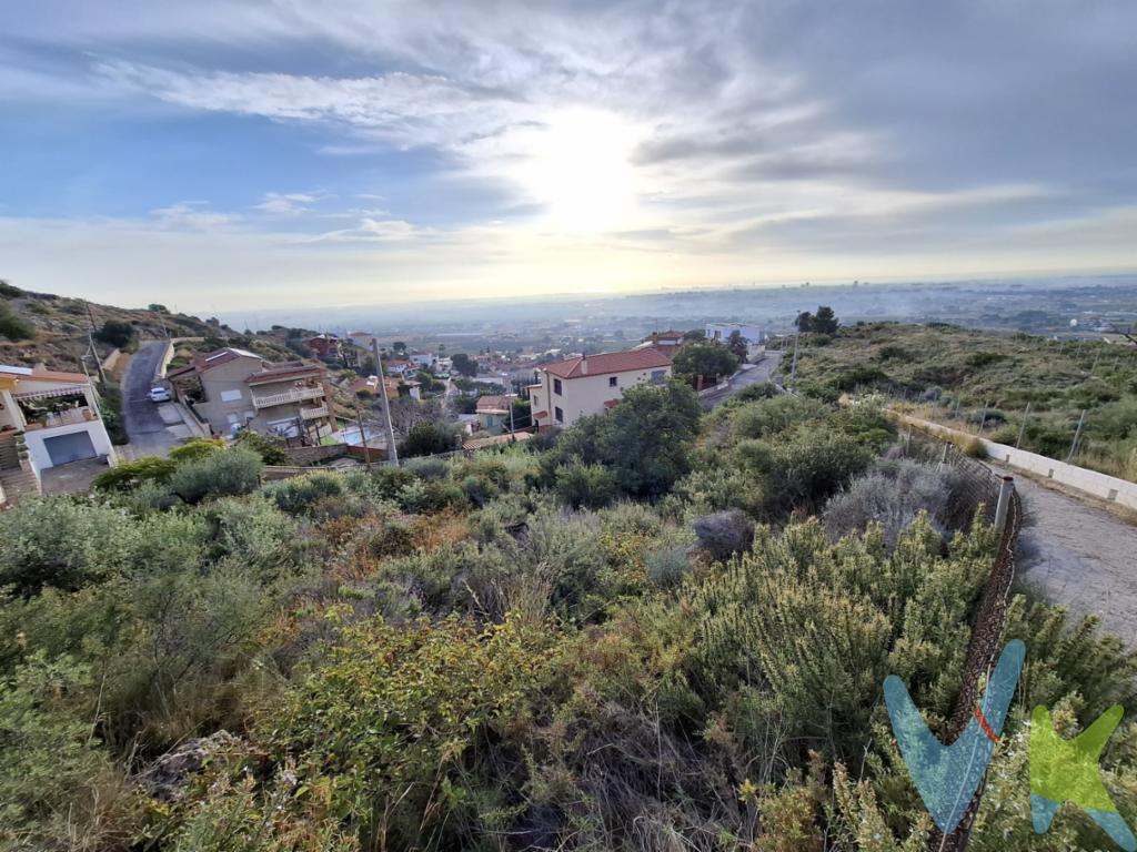  Venta de solar edificable en la parte alta de la montaña desde el que se el mar y una imagen panorámica de la naturaleza que le rodea. El entorno goza de buena accesibilidad, gracias a su proximidad con la Estación y las principales vías de comunicación de la región. Por su ubicación, este terreno permite el fácil acceso a todos los servicios urbanos, convirtiéndolo en una opción ideal para desarrollar un proyecto residencial. La zona está rodeada de instituciones educativas de prestigio, como la Universidad.La finca posee un amplio espacio que puede adaptarse a diversas necesidades constructivas. Con gran potencial edificatorio, ofrece numerosas posibilidades para desarrollar un proyecto innovador y atractivo. Este detalle hace de esta oferta una inversión con alta rentabilidad a futuro. La propiedad es de fácil acceso y goza de una estratégica localización que asegura la conexión con los principales puntos de interés de Castellón de la Plana.El entorno cuenta con una buena infraestructura de transporte público, facilitando el desplazamiento hacia cualquiera de las áreas clave de la ciudad. Además, se ubica en un lugar tranquilo y seguro, ideal tanto para familias que buscan establecerse como para profesionales que eligen la cercanía al centro urbano.Esta finca no solo ofrece un espacio amplio para la construcción, sino también una inversión en una de las zonas con mayor proyección de crecimiento. El comprador podrá beneficiarse de la cercanía a áreas de servicio completas, que incluyen supermercados, centros comerciales, y ocio. Todo esto contribuye a que el terreno sea especialmente atractivo para proyectos de vivienda.Con un clima privilegiado propio del litoral mediterráneo, Castellón de la Plana ofrece calidad de vida, lo cual es un atractivo adicional en sí mismo. Esta ventaja se suma a la oportunidad única de adquirir terreno edificable en un área de constante revalorización.Posibilidad de financiación hasta el 100%, pregúntanos y te haremos un estudio gratuito.  Agencia Registrada con el número 1.399 en el Registro Obligatorio de Agentes Inmobiliarios de la Comunidad Valenciana. Puede consultar en la web de la GVA. Gastos e impuestos no incluidos en el precio. A título orientativo, en segundas transmisiones, el comprador abonará el Impuesto sobre Transmisiones Patrimoniales (ITP), cuyo tipo general en la Comunidad Valenciana es el 10% (*) sobre la base imponible, que será el mayor valor entre precio de compraventa, tasación o valor de referencia catastral. Gastos de notaría y Registro de la Propiedad: aproximado entre 1.000 y 2.000 euros (aranceles variables según precio, número de copias y complejidad). El comprador escoge libremente notario. El vendedor asume, por ley, los gastos que le correspondan, salvo pacto contrario. Si se precisa hipoteca, tasación, condiciones y costes bancarios según entidad elegida por el comprador; así como los gastos de gestoría y cualesquiera otros inherentes a la formalización de la compraventa. De acuerdo con la ley, no se incluyen en el precio otros gastos o tributos que legalmente correspondan al comprador. Los honorarios de intermediación inmobiliaria al vendedor no incluidos en el precio. Los honorarios de intermediación inmobiliaria al comprador: 2,2% + IVA calculados sobre el precio de venta con un mínimo de 3.000 euros + IVA(*) Consultar condiciones concretas según circunstancias personales o régimen fiscal aplicable. Puedes llamar al 722461985 y te informaremos de tu caso en concreto.El consumidor tiene derecho, conforme a la normativa vigente, a disponer de información y documentación adicional relativa al inmueble y condiciones de la compraventa, accesible en la sede física de la agencia situada en Avenida Rey Don Jaime nº74, 7ºB, Castellón de la Plana. La agencia actúa exclusivamente como intermediaria en la operación. Cualquier compraventa y sus condiciones quedan sujetas en todo caso a la aceptación expresa del vendedor del inmueble y a la posterior formalización del correspondiente contrato. El presente anuncio tiene carácter meramente informativo: la información suministrada se corresponde con la disponible a la fecha de publicación, pudiendo variar en función de las circunstancias o actualizaciones legales, contractuales y fiscales.