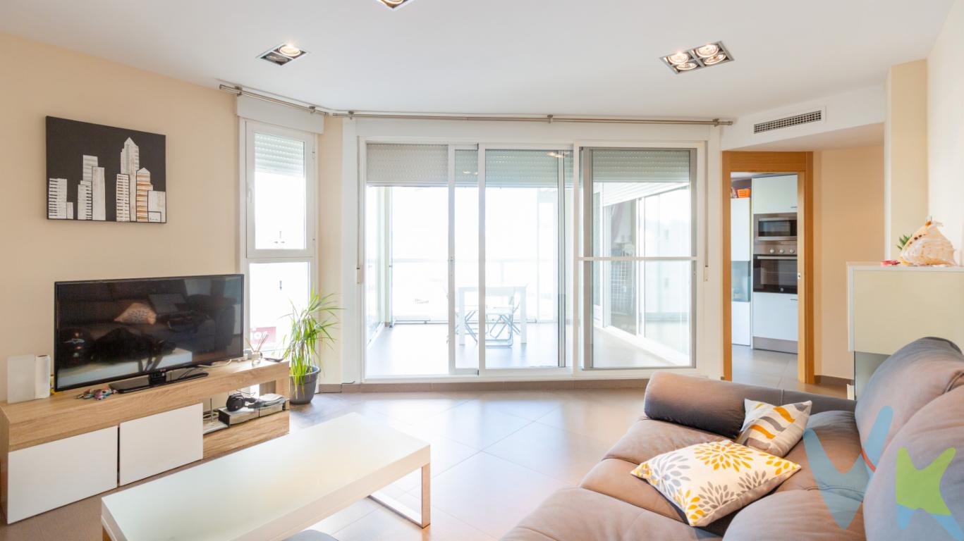  Descubre un inmueble que reúne comodidad, funcionalidad y un entorno pensado para disfrutar cada día. Este piso, disponible en venta, se sitúa en una zona tranquila de Puig, ideal para familias y personas que valoran la cercanía a servicios sin renunciar a la tranquilidad que aporta una buena urbanización.Con una distribución inteligente, la vivienda ofrece 76 metros útiles distribuidos en dos dormitorios, perfectos para descansar o convertir uno de ellos en una despacho agradable. Sus 84 metros construidos permiten aprovechar cada espacio con amplitud, sin renunciar a la intimidad que siempre aporta una buena distribución.La altura de la vivienda es la segunda planta de un edificio inaugurado en 2009, con ascensor para facilitar el acceso diario y desplazamientos cómodos, especialmente en días posteriores a la compra o con carritos y maletas.Entre sus comodidades destaca un garaje privado que garantiza plaza de estacionamiento segura y cercana a la entrada. El apartamento cuenta también con un balcón, perfecto para disfrutar del aire libre sin salir de casa, y una zona ajardinada comunitaria que aporta un toque de naturaleza y serenidad al edificio.La estancia principal invita a compartir momentos con la familia o amigos, gracias a un ambiente luminoso y agradable. La cocina queda completamente equipada con electrodomésticos, lista para empezar a cocinar sin complicaciones, y la disposición de los muebles facilita la vida diaria desde el primer día. El conjunto amueblado aporta comodidad inmediata, permitiendo entrar a vivir sin necesidad de invertir en mobiliario adicional.Además, para los amantes del ocio y el bienestar, la vivienda dispone de piscina comunitaria, una opción atractiva para refrescarse en los días de verano y para socializar con vecinos y visitantes. Este detalle eleva la experiencia de vivir en esta urbanización, donde la convivencia y el cuidado del entorno son una prioridad.La ubicación en Puig ofrece la ventaja de una vida tranquila sin renunciar a la proximidad de servicios esenciales: comercios, escuelas, centros de salud y transporte público se encuentran a poca distancia, facilitando la rutina diaria. Se trata de un inmueble que combina la serenidad de una comunidad cuidada con la comodidad de estar bien comunicado.En cuanto al estado de la vivienda, se presenta en excelentes condiciones, lista para ser disfrutada desde el primer momento. La calefacción y el aislamiento aseguran confort durante todo el año, mientras que los acabados y materiales aportan una sensación de calidad y cuidado.Si buscas un hogar que acumule ventajas claras: luminosidad, distribución práctica, zonas exteriores y una red de servicios a tu alcance, este piso merece una visita. Te invitamos a concertar una cita para conocerlo en detalle y valorar su potencial para convertirlo en tu próxima casa.No dejes pasar la oportunidad de valorar esta vivienda en Puig, con dos dormitorios, garaje y todas las comodidades que buscas. Un recorrido personalizado permitirá apreciar cada rincón y confirmar que se ajusta a tus necesidades y aspiraciones. ¿Te gustaría programar una visita? Estamos a tu disposición para coordinarla y resolver cualquier duda que puedas tener. 