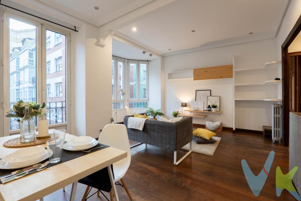 Un piso con alma en el corazón de GijónNo todos los pisos cuentan historias. Este sí.Ubicado en un edificio de 1920, al lado de la Plazuela San Miguel. Edificio clásico con elementos arquitectónicos originales y bien conservado. Esta vivienda de dos habitaciones no necesita grandes artificios para enamorar. Solo hay que abrir una ventana y mirar: la ciudad vibra abajo, el mar espera a tres minutos andando, y la luz entra como si supiera que aquí siempre es bienvenida.Está en una segunda planta sin ascensor, sí. Pero cada peldaño te aleja un poco del ruido y te acerca a un rincón lleno de calma, historia y posibilidades.Este piso es ideal para quienes valoran el encanto de las viviendas con historia, la vida urbana y la proximidad al mar. 📞 Contáctanos para más información o concertar una visita. ¡Te encantará! En el precio publicitado no están incluidos las trasmisiones patrimoniales, notaría y registro.