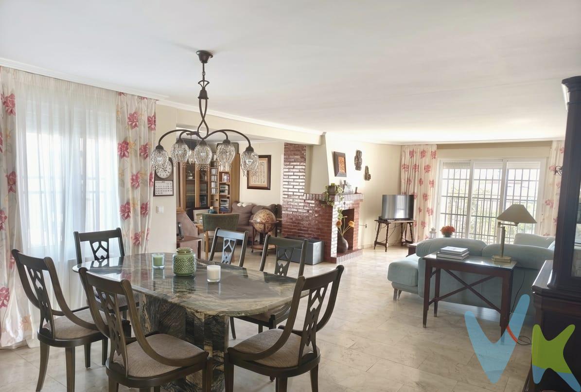🏬Hay viviendas te permiten vivir y otras como ésta que te hacen disfrutar al máximo. En el Brillante, encontramos una propiedad difícil de comparar con cualquier otra. Porque aquí no solo compras una vivienda, compras espacio, privacidad y la posibilidad de disfrutar de un estilo de vida que pocas propiedades pueden ofrecer. Se encuentra semireformada, ofreciendo un equilibrio perfecto entre comodidad y posibilidades. Ya dispone de mejoras importantes, pero conserva margen para que puedas personalizar acabados, distribución y detalles a tu gusto, creando un hogar verdaderamente único. La vivienda, situada en la primera planta de un edificio de dos, cuenta con:. ✔ 5 dormitorios. ✔ 4 baños. ✔ Salón independiente. ✔ Cocina con comedor. ✔ Terraza. ✔ Solárium privado. ✔ Piscina propia. ✔ Jardín. ✔ Zona de barbacoa. ✔ Apartamento independiente. ✔ 2 plazas de garaje 🚙una comodidad imprescindible para el día a día. Además, dispone de terraza y un espectacular solárium que ocupa toda la superficie de la vivienda, un espacio exclusivo donde disfrutar del sol, las vistas y la intimidad que tanto cuesta encontrar hoy en día. 💎Pero lo que convierte esta propiedad en una auténtica oportunidad está en el exterior. Un terreno privado donde podrás disfrutar de tu propia piscina, zona de barbacoa, jardín y un apartamento independiente, perfecto para invitados, familiares, teletrabajo o incluso como espacio complementario según tus necesidades. 📍 Ubicada en un entorno tranquilo y residencial, rodeada de servicios, comercios, colegios y transporte público, con la ventaja de poder acercarte al centro de Córdoba dando un agradable paseo cuando te apetezca. 📞 Ven a visitarla. Hay inmuebles que se explican con palabras y otros que solo se entienden cuando los descubres en persona. Cláusula de Transparencia y Desglose de Gastos (Ley 10/2025).  PRECIO DE VENTA + GASTOS.  En cumplimiento de las obligaciones de información previstas en la Ley 10/2025, de 28 de diciembre, de servicios de atención a la clientela y transparencia, así como en la normativa sectorial vigente, se hace constar que el precio indicado no incluye los gastos e impuestos inherentes a la adquisición, los cuales se desglosan a continuación:.  * Honorarios Agencia del comprador: 2,5 % del precio final de venta más el 21% de IVA (con un mínimo de 3.600 € más el 21% de IVA).  * Impuesto sobre Transmisiones Patrimoniales (ITP): Se aplicará el tipo impositivo vigente en la Comunidad Autónoma de Andalucía (generalmente el 7%, sin perjuicio de tipos reducidos del 3,5%, 1,2% o 1% aplicables según las circunstancias personales del comprador o las características del inmueble). El impuesto se devenga sobre el Valor de Referencia de Catastro o el precio de venta, aquel que resulte superior.  * Gastos de Notaría: Los honorarios notariales se calcularán conforme al arancel oficial regulado en el Anexo I, del Real Decreto 1426/1989, de 17 de noviembre, por el que se aprueba el arancel Notarial.  * Gastos de Registro: La inscripción en el Registro de la Propiedad se facturará según el arancel oficial establecido en el ANEXO I, del Real Decreto 1427/1989, de 17 de noviembre, por el que se aprueba el arancel Notarial.  * Gastos de Gestión (Gestoría): Los honorarios por la tramitación administrativa, liquidación de impuestos e inscripción registral ascienden a [600 aprox.] € (IVA incluido). * Para cumplir con la normativa vigente tenemos a disposición del cliente la Ficha de segundas y ulteriores transmisiones de inmuebles. El precio anunciado no tiene caducidad, pero puede sufrir alteraciones sin previo aviso.  Para una información exhaustiva sobre el funcionamiento, tipos impositivos y bonificaciones del ITP en Andalucía, puede visitar la página: https://www.juntadeandalucia.es/organismos/economiahaciendayfondoseuropeos/areas/tributos-juego/tributos/paginas/impuestos-cedidos-transmisiones.html. 