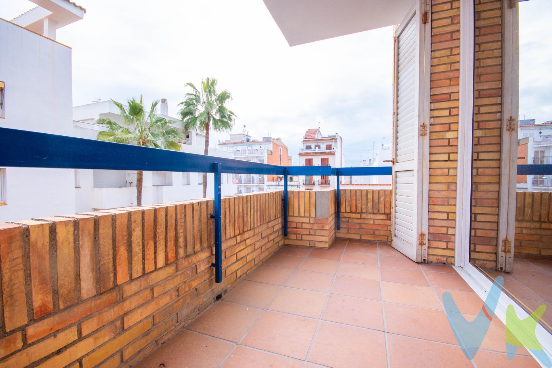 Piso en venta muy luminoso y totalmente exterior, ubicado en una de las mejores zonas de Sitges. La vivienda dispone de 3 habitaciones, amplio comedor, cocina independiente, baño completo y una terraza muy agradable, perfecta para disfrutar del clima mediterráneo. Finca con ascensor, pocos vecinos y excelente ubicación, a un paso de todos los servicios. Una vivienda con muchas posibilidades para adaptarla a tu gusto. Tu nuevo hogar te espera. El precio no incluye impuestos (ITP, IVA y AJD), ni los gastos de notario ni los de registro. Ref. 11398 TF.  