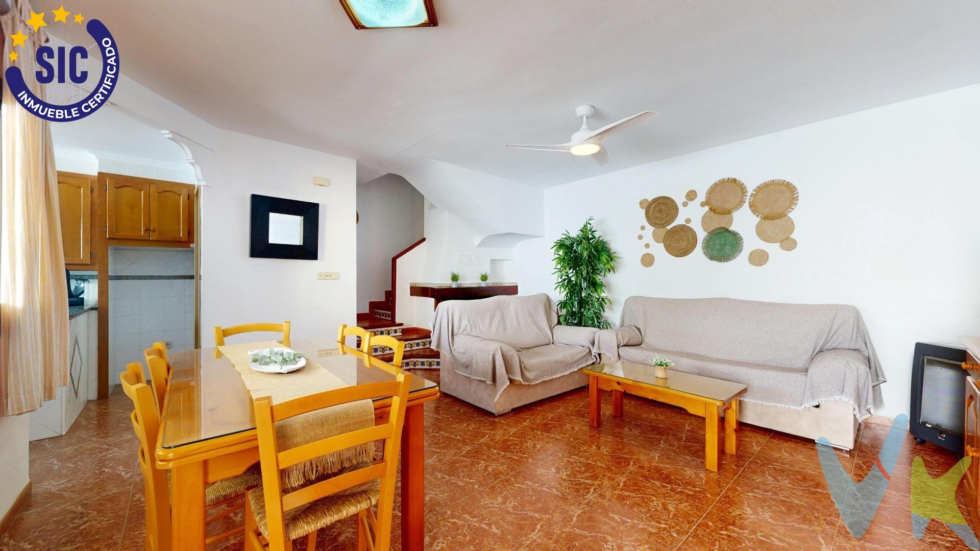 🏡 Adosado en urbanización privada a solo 100 Metros de la playa 🌊. ¡Oportunidad Única! Se vende este exclusivo chalet adosado en urbanización privada, a tan solo unos pasos de la playa, ideal para disfrutar del mar y la tranquilidad. Además posee LICENCIA TURÍSTICA. La vivienda, de 116 m², cuenta con 3 habitaciones amplias y luminosas, perfectas para el descanso. El acogedor salón-comedor, con chimenea, destaca por su abundante luz natural y tiene acceso directo a una de las 3 terrazas, perfectas para relajarse al aire libre. La cocina está completamente equipada, con vitrocerámica, horno, microondas y nevera, lista para su uso. Para los amantes de la buena gastronomía, el chalet incluye un paellero, ideal para disfrutar de reuniones con familia y amigos. El chalet dispone de 2 plazas de aparcamiento privadas, garantizando comodidad y seguridad para tu vehículo. Además, la urbanización cuenta con un entorno bien cuidado, rodeado de zonas verdes y una ubicación privilegiada, que permite disfrutar del mar en cualquier momento. Características destacadas:. Urbanización con excelente mantenimiento. Rodeado de zonas verdes. A tan solo unos pasos del mar. Cercano a todos los servicios de la población: transporte público, supermercados, restaurantes, farmacias, etc. Este chalet es ideal como vivienda habitual o segunda residencia. Y si no dispones de mobiliario, el de la vivienda es negociable. 📞 ¡No dejes pasar esta oportunidad! Contáctanos para más información o para concertar una visita. Nota: Honorarios de agencia no incluidos en el precio. Si necesitas financiación, no dudes en consultarnos. El mobiliario de la vivienda que aparece en las fotos no esta incluido en el precio pero se puede negociar. . . 