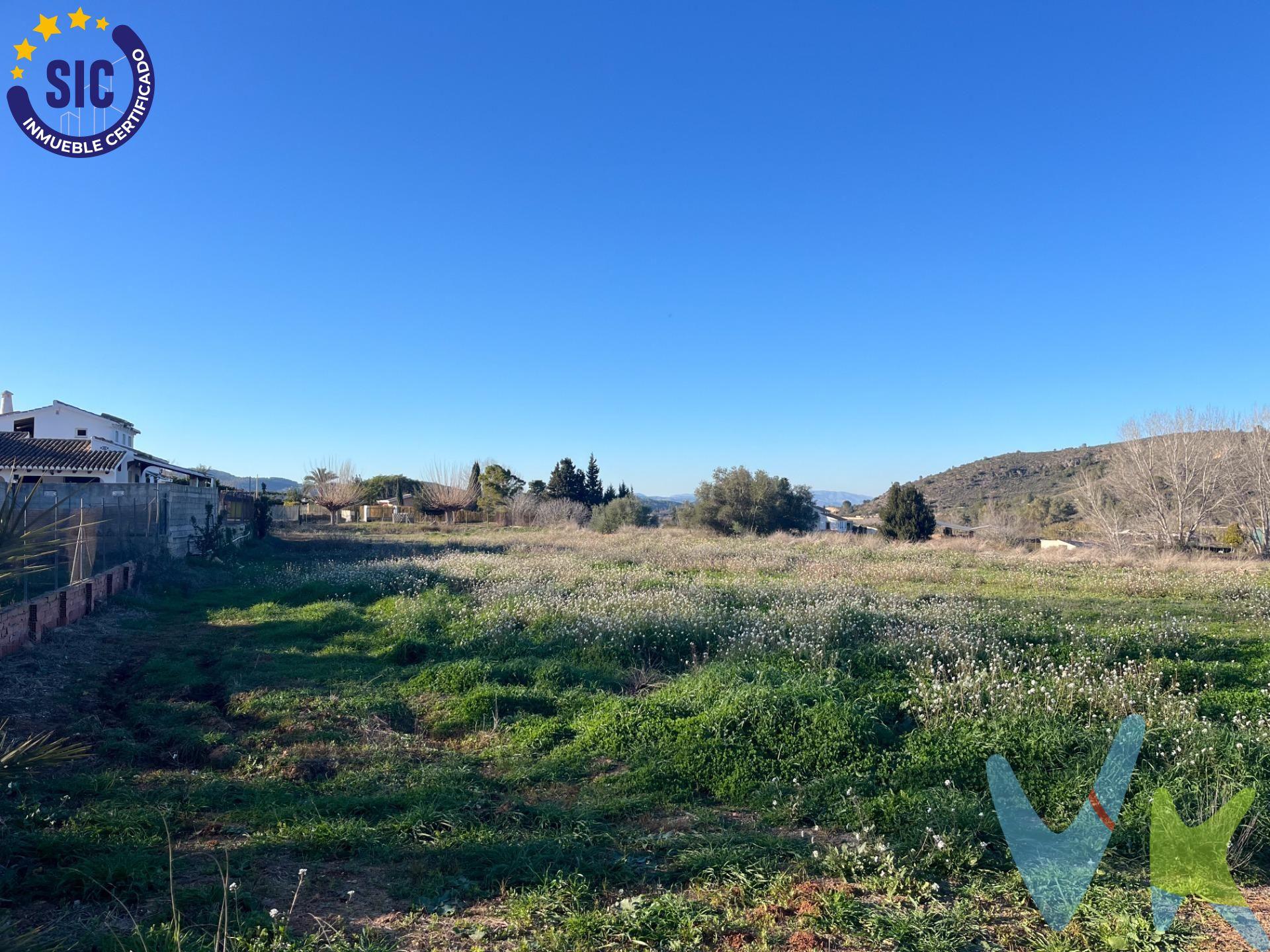 Se vende parcela rústica de 29.000 m² situada en el término municipal de Barxeta, junto a Xàtiva, en la provincia de Valencia. Esta propiedad es ideal para proyectos agrícolas o como inversión en una zona tranquila y rodeada de naturaleza. Características principales:. Superficie: 29.000 m². Estado: Terreno limpio y listo para la explotación agrícola, sin plantaciones actuales. Infraestructuras:. Balsa para almacenamiento de agua de riego, funcional y preparada para su uso. Casa de aperos, con posibilidad de acondicionamiento. Disponibilidad de agua potable y suministro eléctrico, facilitando cualquier proyecto agrícola o de construcción. Posibilidades de construcción:. La parcela cuenta con la posibilidad de construir una propiedad, lo que la convierte en una excelente opción tanto para desarrollar un proyecto agrícola como para establecer una vivienda rural o casa de recreo. Ubicación privilegiada:. Situada en Barxeta, a pocos minutos de Xàtiva. A escasa distancia de Llocnou de Fenollet, al cual se puede llegar cómodamente a pie. Bien comunicada, rodeada de paisajes naturales y con fácil acceso por carretera. Cercana a servicios básicos en la población, pero con la tranquilidad de una propiedad rural. Esta parcela es una excelente oportunidad para quienes buscan desarrollar un proyecto personal en un entorno natural o para inversores que valoren la versatilidad y el potencial de una propiedad en esta región. ¡No dejes pasar esta oportunidad!. Contacta con nosotros para más información o para concertar una visita. VENTA:. PVP 74.900€.  Gastos e impuestos no incluidos en el precio. La compra conlleva impuestos y gastos de formalización para el comprador. A título orientativo se informa que en segundas transmisiones el  ITP  con carácter general en  Valencia  es del  10%, pudiendo existir otros tipos impositivos atendiendo a  las circunstancias  personales del comprador u otras circunstancias previstas legalmente. Base imponible del impuesto el mayor valor entre el precio de compraventa, la tasación o el valor de referencia catastral. En cuanto a los gastos de  notaría y registro, en su caso,  suelen oscilar aprox; entre 1,5% y 2,5% (aranceles variables según precio, n.º de copias y complejidad). El comprador elige notario. Si el comprador precisase de  hipoteca: tasación, condiciones y costes bancarios serán según entidad elegida por el comprador, así como los gastos de gestoría, y cualesquiera otros gastos inherentes a la formalización de la compraventa que legalmente correspondan a la parte compradora, salvo pacto expreso en contrario con el vendedor. El consumidor tiene,  conforme a la normativa vigente, a su disposición información y documentación adicional relativa al inmueble y condiciones de la compraventa, que podrá ser consultada en C/Joaquín Costa 4, bajo 46005 Valencia o urbe2@remax.es. Honorarios de mediación inmobiliaria a cargo del  COMPRADOR: (3000€ del precio final de venta más IVA (21%), salvo otro pacto.); y  de VENDEDOR (según acuerdo con el mismo). . Se informa al consumidor que la agencia actúa como intermediaria inmobiliaria en la operación, estando cualquier eventual compraventa y sus condiciones sujeta a la aceptación expresa del propietario-vendedor y a la posterior formalización del correspondiente contrato.