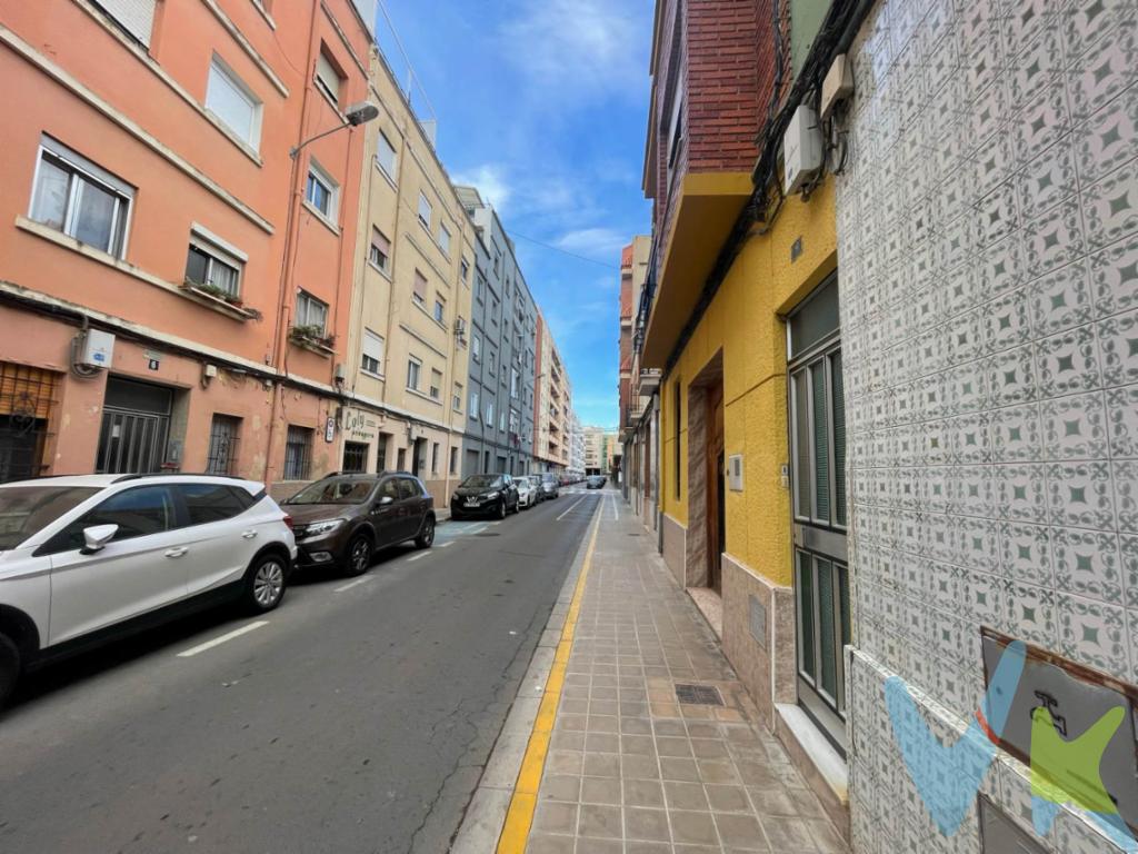 En el corazón de Mislata, en la reconocida zona de La Constitución - Canaleta, se encuentra una magnífica casa independiente que marcará un antes y un después en tu búsqueda de la vivienda perfecta. Con una ubicación privilegiada y todos los servicios a tu alcance, esta magnífica propiedad te brinda la oportunidad de disfrutar de una vida cómoda, tranquila y con acceso rápido a todo lo que necesitas.Con 105 metros útiles y 115 metros construidos, esta casa es sinónimo de amplitud y comodidad. Sus tres habitaciones ofrecen un espacio ideal para el descanso y la relajación,  su amplitud te permitirá dar rienda suelta a tu imaginación y diseñar cada estancia a tu gusto.Cuenta con un cómodo baño, zona de comedor separado del salón, cocina independiente, una de las mejores características de esta casa, es como han convertido el antiguo corral del fondo de la parcela, en un patio central donde tienes zona de lavandería y un estar para aprovechar la terraza.Dos habitaciones en la zona posterior de la casa, puede habilitarse como habitaciones adicionales o gran almacén.Pero lo mejor de todo es su ubicación. Muy cerca  encontrarás estaciones de metro y paradas de autobús que te conectarán rápidamente con cualquier punto de la ciudad. No importa si tienes que ir al trabajo, a estudiar o simplemente a disfrutar de todo lo que la ciudad tiene para ofrecerte, esta casa te brinda la facilidad y la comodidad de estar bien comunicado.No pierdas la oportunidad de visitar esta inigualable propiedad. Descubre por ti mismo todo lo que tiene para ofrecerte y déjate cautivar por su encanto. Sus amplios espacios,  su techo alto con bóvedas, su ubicación privilegiada y su diseño pensado hasta el último detalle te convencerán de que has encontrado tu nuevo hogar.Por mandato expreso del propietario, comercializamos este inmueble en exclusiva, lo que garantiza el mejor trato y fiabilidad de la negociación. Por este motivo, se ruega no molestar a los propietarios ni ocupantes de la propiedad.Si usted es agente inmobiliario y tiene un cliente para este inmueble, llámenos, estaremos encantados de colaborar con usted.La descripción del presente inmueble e imágenes tienen mero carácter informativo y en ningún caso carácter contractual, pudiendo ser modificados por la inmobiliaria sin que ello implique responsabilidad alguna frente a terceros.En el precio de compra no están incluidos los gastos de la misma, como son: ITP, Notaría, registro, gestoría y honorarios de la inmobiliaria.Agencia Registrada con el Nº 90 en el Registro Obligatorio de Agentes Inmobiliarios de la Comunitat Valenciana. Puede consultar en la web de la GVA.  