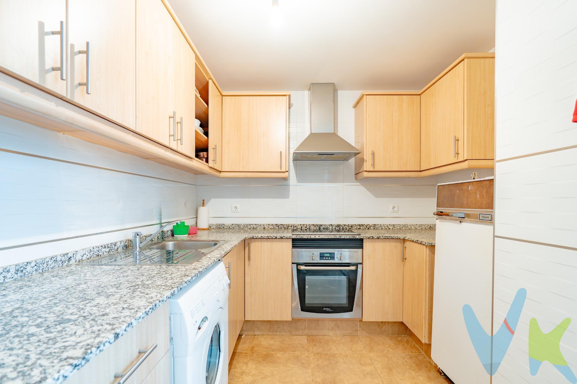 Si buscas tranquilidad, espacio y calidad de vida en un entorno natural, esta vivienda en Camporrobles puede ser una excelente oportunidad. Ubicado en una zona tranquila del municipio, este piso ofrece una distribución cómoda y funcional con 84 m² útiles, ideal tanto para familias como para quienes desean vivir con más espacio y lejos del ritmo de la ciudad. La vivienda cuenta con cuatro habitaciones, una de ellas con acceso a un balcón, lo que permite adaptar los espacios según las necesidades: dormitorios, despacho, habitación de invitados o zona de estudio. Dispone además de dos baños completos, uno con bañera y otro con plato de ducha, aportando comodidad para el día a día. El salón es acogedor y luminoso,  perfecto para disfrutar del aire libre. La cocina independiente ofrece buen espacio de trabajo y cuenta con galería, un elemento muy práctico para lavadero o almacenamiento. La vivienda dispone de calefacción central, lo que garantiza confort durante los meses de invierno. 🌄 Vivir en Camporrobles. Camporrobles es un municipio con encanto situado en un entorno natural privilegiado, rodeado de viñedos, montañas y paisajes abiertos. Es un lugar ideal para quienes buscan tranquilidad, aire puro y una vida más relajada, sin renunciar a los servicios esenciales. Además, se encuentra muy cerca de Utiel, donde se dispone de mayor oferta comercial, servicios, restauración y conexión con otras localidades. Una ubicación perfecta para quienes desean disfrutar de la calma del entorno rural con la comodidad de tener una ciudad cercana. La descripción y los datos del presente inmueble tienen carácter meramente informativo y en ningún caso contractual. En el precio de la vivienda no están incluidos los honorarios de agencia, gastos de compraventa y/o financiación. Por mandato expreso del propietario, comercializamos este inmueble en exclusiva compartida, lo que garantiza un servicio de calidad, un trato fácil y personalizado, una gran difusión en nuestras redes compartidas y sin interferencias de terceros. Por este motivo se ruega no molestar al propietario, a los ocupantes de la propiedad, a los vecinos o conserjes del edificio si los hubiera. Si eres una agencia, llámanos colaboraremos contigo.