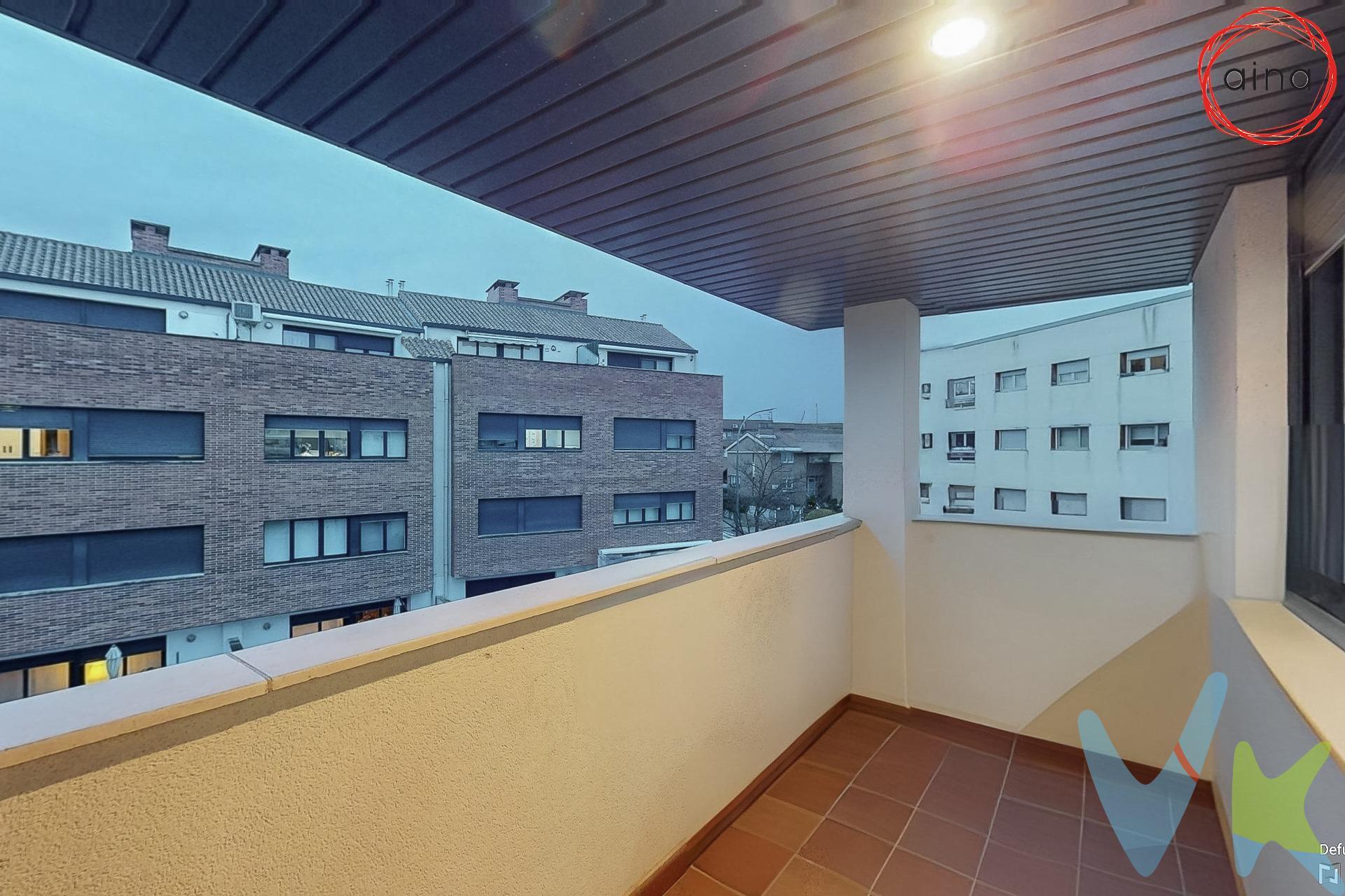 Se Vende Dúplex Ático de 3 habitaciones y 3 baños, terraza, plaza de garaje y trastero en Urbanización Zizur de 121 m² Construidos / 105 m² Útiles. Este luminoso y espacioso dúplex ático de 121 m² construidos y 105 m² útiles se encuentra en una excelente ubicación dentro de la Urbanización Zizur. Ideal para aquellos que buscan comodidad y amplitud. Su distribución es la siguiente: Planta Baja:Hall de entrada con pasillo distribuidor, Baño completo con plato de ducha, Cocina de 10,30 m² con despensa para mayor almacenamiento, Salón-comedor de 23,45 m² con acceso directo a una terraza de casi 6 m² con una estupenda orientación Suroeste (sol de tarde), perfecta para disfrutar del aire libre. Planta Primera / Buhardilla: Habitación principal de 12 m² con baño en suite, equipado con plato de ducha, 2 dormitorios adicionales de 12,15 m² y 11,80 m²,  ideales para familia o invitados, Baño amplio de casi 5 m² para mayor comodidad. Además, la vivienda dispone de calefacción y agua caliente sanitaria mediante caldera individual, asegurando una temperatura agradable durante todo el año. Extras: Plaza de garaje y trastero. ¡No dejes pasar esta oportunidad única de vivir en un ático con todo lo que necesitas para tu comodidad!. Datos meramente informativos sin valor contractual. El PVP indicado no incluye impuestos ni gastos de transmisión (ITP, Notaría, Registro..)