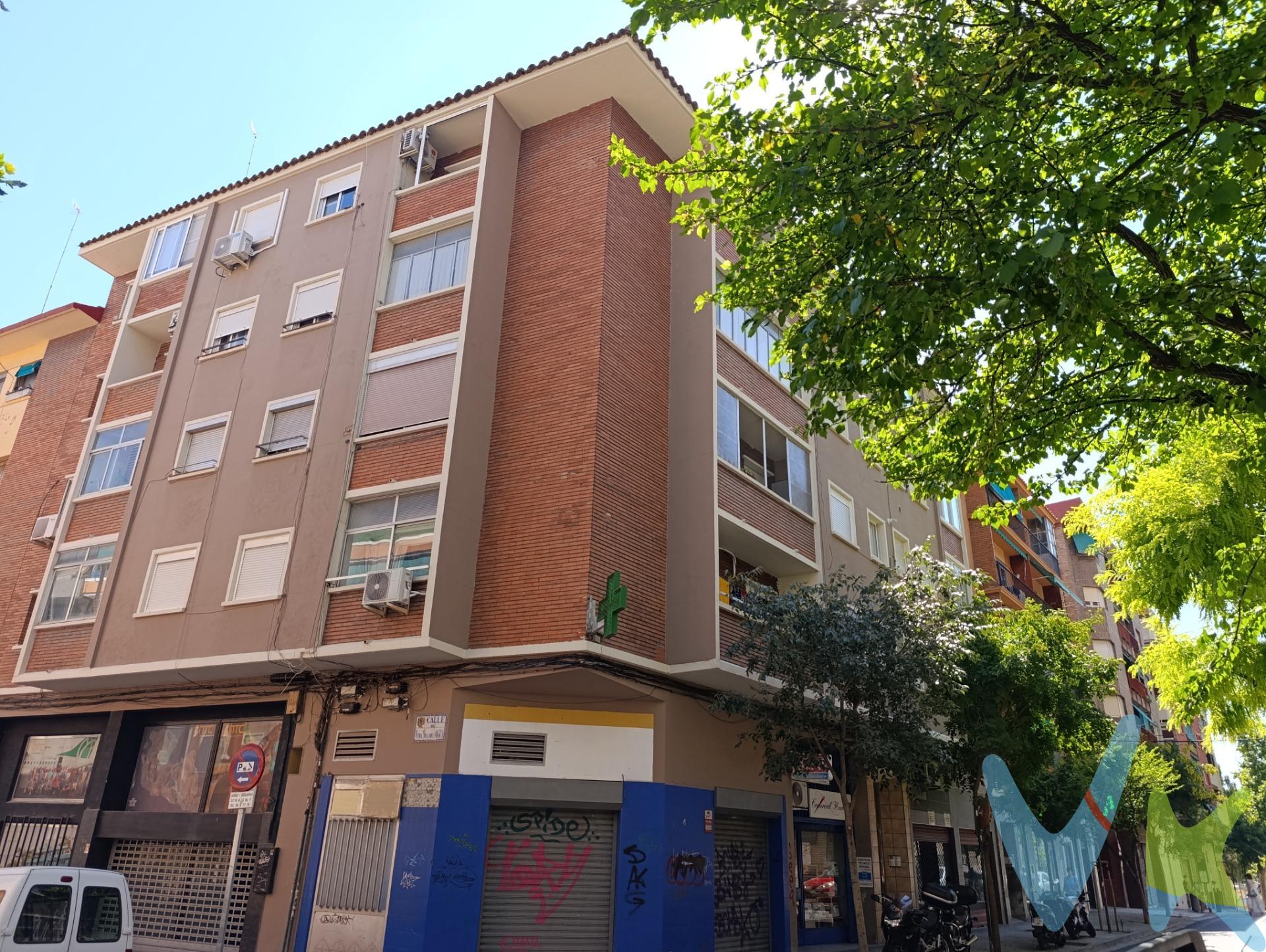 CALLE PEDRO LAPUYADE.- Piso exterior de 42m² útiles. La vivienda está distribuida en dos dormitorios, salón - cocina y baño. Galería cubierta. Calefacción y agua caliente sanitaria individual de gas ciudad. Split de aire acondicionado en el salón. Finca con ascensor. No dejes de ver la visita virtual 360º donde podrás ver con todo detalle esta vivienda. Gastos e impuestos no incluidos. A título orientativo, en segundas transmisiones, el comprador abonará: Impuesto sobre Transmisiones Patrimoniales (ITP), tipo general en Aragón al 8% (*). Base de cálculo: mayor valor entre precio de compraventa o valor de referencia catastral. Gastos de Notaría y Registro: Aranceles variables según precio, número de copias y complejidad; cálculo según tarifas normativas. Si se precisa hipoteca: Tasación, condiciones y costes bancarios según entidad elegida por el comprador; así como gastos de gestoría y cualesquiera otros inherentes a la compraventa. No se incluyen otros gastos o tributos que puedan por Ley corresponder al comprador. Operación sujeta a doble mediación. Existen honorarios a cargo del comprador, salvo pacto en contrario, no incluidos en PVP. El consumidor conforme a la normativa vigente podrá solicitar información y documentación adicional relativa al inmueble, sus características, condiciones de la operación y del servicio de mediación en la oficina y/o a través de nuestro teléfono de contacto o mail. La agencia actúa exclusivamente como intermediaria en la compraventa, cuyas condiciones, en todo caso, estarán sujetas a la aceptación expresa del vendedor del inmueble y posterior formalización del contrato. La información suministrada se corresponde con la disponible a la fecha de publicación, pudiendo variar en función de las circunstancias o actualizaciones legales, contractuales y fiscales. Anuncio de carácter meramente informativo. Para una información exhaustiva sobre el funcionamiento, tipos impositivos y bonificaciones del ITP en Aragón, puede consultar el portal oficial de la Agencia Tributaria Autonómica. Tarifas notariales y registrales reguladas en el Anexo I del Real Decreto 1426/1989 y Anexo I del Real Decreto 1427/1989, respectivamente. Anuncio no vinculante, puede contener errores.