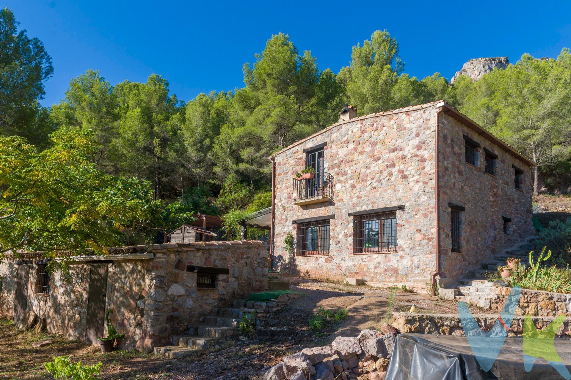 Ubicada en el corazón de un impresionante paraje natural denominado DESIERTO DE LAS PALMAS o DESERT DE LES PALMES, entre los municipios de Cabanes, Benicasim y Castellón, se encuentra esta hermosa masía que combina el encanto rústico con la comodidad moderna, ofreciendo un refugio perfecto para quienes buscan escapar del bullicio de la vida urbana. Rodeada de exuberantes paisajes, montañas y un entorno sereno, esta propiedad es un verdadero oasis de paz. Características Principales:. - Superficie: La masía cuenta con ciento ochenta y seis metros cuadrados construidos, distribuidos en dos plantas; en la primera al entrar serás recibido por un luminoso salón comedor con techos altos y vigas de madera expuestas, que crea un ambiente cálido y acogedor;  la chimenea añade un toque de encanto,  en esta planta también tiene la cocina y  un baño así como un pequeño trastero y tiene salida al porche y a la zona de descanso; en la primera planta tiene las cuatro habitaciones y el baño, destacando la vista desde todas las habitaciones y especialmente desde la habitación principal que tiene una espectacular vista del paisaje y un balcón donde sentarte y disfrutar del paisaje. La cocina se encuentra completamente equipada, es un sueño para cualquier amante de la gastronomía; con electrodomésticos y una amplia encimera de granito  es el lugar perfecto para preparar deliciosas comidas mientras disfrutas de las vistas al paisaje circundante. Las  habitaciones son espaciosas y la casa está diseñada para maximizar la luz natural y las vistas panorámicas. La suite principal es ideal para disfrutar de los amaneceres.  Exterior Idílico: El exterior de la propiedad es igualmente impresionante. Una amplia zona child out rodea la masía, con amplias zonas de descanso, un pequeño huerto y una extensión propia de terreno con inmensas posibilidades. Los senderos naturales que rodean la propiedad son perfectos para caminatas y paseos en bicicleta. Sostenibilidad: tiene una fosa biológica ecológica por decantación y, por tanto, se recupera el agua; el agua es de pozo.  Tiene contador de luz , conexión a internet y alarma. Ubicación Privilegiada: Situada a solo 15  minutos de Benicasim, esta masía ofrece la combinación perfecta de privacidad y accesibilidad. Disfruta de la tranquilidad del campo sin renunciar a las comodidades de la vida moderna. Ideal para: Esta propiedad es perfecta para familias que buscan un hogar permanente en la naturaleza, así como para aquellos que desean una escapada de fin de semana. También representa una excelente oportunidad para el turismo rural o como inversión en alquiler vacacional. 