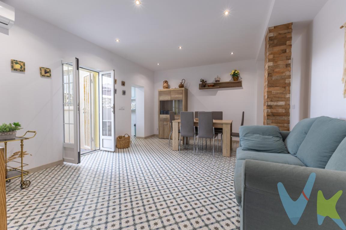 ¡Oportunidad única en primera línea de playa en Puerto de Sagunto!Se vende en exclusiva planta baja reformada y amueblada, situada en una ubicación inmejorable, frente al mar. Esta vivienda cuenta con dos amplios dormitorios, un baño completo, cocina moderna y un luminoso salón con acceso directo a una gran terraza privada, ideal para disfrutar del sol, hacer reuniones o simplemente relajarse con vistas al Mediterráneo.La propiedad ha sido reformada recientemente, por lo que está lista para entrar a vivir sin necesidad de hacer ningún arreglo. Perfecta como vivienda habitual, segunda residencia o inversión para alquiler vacacional.✔️ Dos dormitorios✔️ Reformada y equipada✔️ Gran terraza privada ✔️ A un paso de la playa ✔️ Zona tranquila con todos los servicios cercanos¡No dejes pasar esta oportunidad de vivir junto al mar! Contáctanos para más información o para concertar una visita.Actualmente, la propiedad se encuentra afectada por el linde marítimo-terrestre, lo que impide su inscripción registral y, por tanto, su compra debe realizarse al contado, sin posibilidad de financiación hipotecaria. No obstante, todo apunta a que esta situación será subsanada próximamente, ya que Costas España está trabajando en dicha limitación, lo que abriría nuevas posibilidades legales y de valorización para el inmueble.Una oportunidad real para quienes saben valorar una ubicación excepcional y están atentos a propiedades con gran potencial.*Por mandato expreso del propietario, comercializamos este inmueble en exclusiva, lo que le garantiza el acceso a toda la información,   a un servicio de calidad con el sello de Inmueble certificado que asegura tranquilidad a los compradores.    *El precio indicado no incluye gastos ni otros conceptos. Al precio habrá que añadirle los gastos propios de la transmisión inmobiliaria,   como: honorarios notariales, impuesto al que se encuentre sujeta la transmisión (Impuesto sobre el Valor Añadido o Impuesto sobre Transmisiones Patrimoniales y Actos Jurídicos Documentados, según el caso),   gastos de inscripción en el Registro de la Propiedad y honorarios de intermediación de la agencia inmobiliaria.     