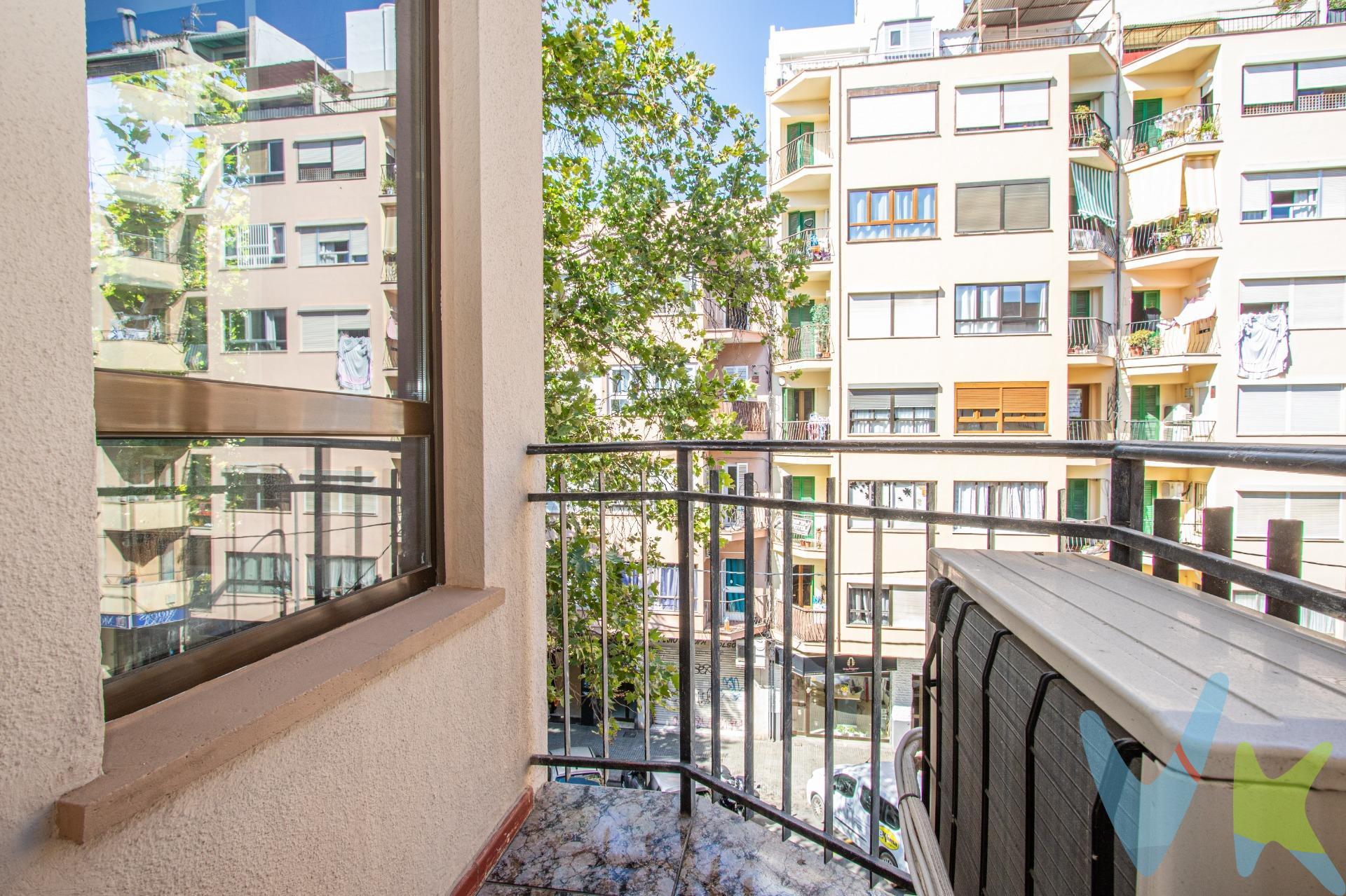 ¿Buscas dar el salto y comprar tu primera vivienda en una de las zonas más vibrantes y con más proyección de Palma? ¡Este piso es para ti!. Ubicado en el dinámico barrio de Pere Garau, estarás a un paso de su famoso mercado tradicional (perfecto para tu día a día) y a la vuelta de la esquina de lo que será el nuevo motor cultural y social de la zona: el futuro centro social en el antiguo cine Metropolitan. ¡Una inversión de futuro en un barrio al alza!. La vivienda, situada en una finca clásica de 1950 (un 3º sin ascensor, lo que te garantiza una luz natural increíble y ventilación cruzada), cuenta con 80 m² construidos excelentemente aprovechados:. Salón-comedor acogedor con aire acondicionado (AACC) y acceso directo a un balcón de 2 m² ideal para tomar el aire. Cocina totalmente equipada y actualizada, con gas butano, que conecta con una práctica zona de lavadero. 2 habitaciones: la principal cuenta con ventilador de techo y AACC para las noches de verano. 1 baño completo con plato de ducha. Calidades y detalles:. Carpintería exterior mixta: Salón con aluminio y cristal Climalit (aislamiento óptimo); cocina de aluminio y habitaciones de madera clásica. Carpintería interior: Puertas de madera maciza actualizadas que le dan un toque cálido y moderno. Suelos de baldosa (resistentes y fáciles de mantener) y puerta de acceso blindada para tu total tranquilidad. Un piso alegre, con carácter y con la luz que solo un tercer piso puede ofrecer. ¡Deja de pagar alquiler y empieza a construir tu futuro aquí!. Contacta con nosotros para coordinar una visita. El precio de venta indicado no incluye el Impuesto de Transmisiones Patrimoniales (ITP), que será orientativamente del 8 %, ni los gastos notariales y registrales, estimados orientativamente en un 2 % del valor de la compraventa, los cuales deberán ser abonados por la parte compradora al firmar la correspondiente escritura pública. El importe de los impuestos se calcula sobre el precio final que conste en la escritura pública y puede variar en función de la normativa aplicable, así como de las subvenciones, ayudas, edad y demás circunstancias personales del contribuyente.  . Los honorarios de la agencia inmobiliaria serán asumidos íntegramente por la parte vendedora, no suponiendo coste alguno para la parte compradora. Inmobiliaria Inscrita en el Registre Oficial de Agents Immobiliaris de les Illes Balears con el NÚMERO REGISTRO: GOIBE747077/2024.