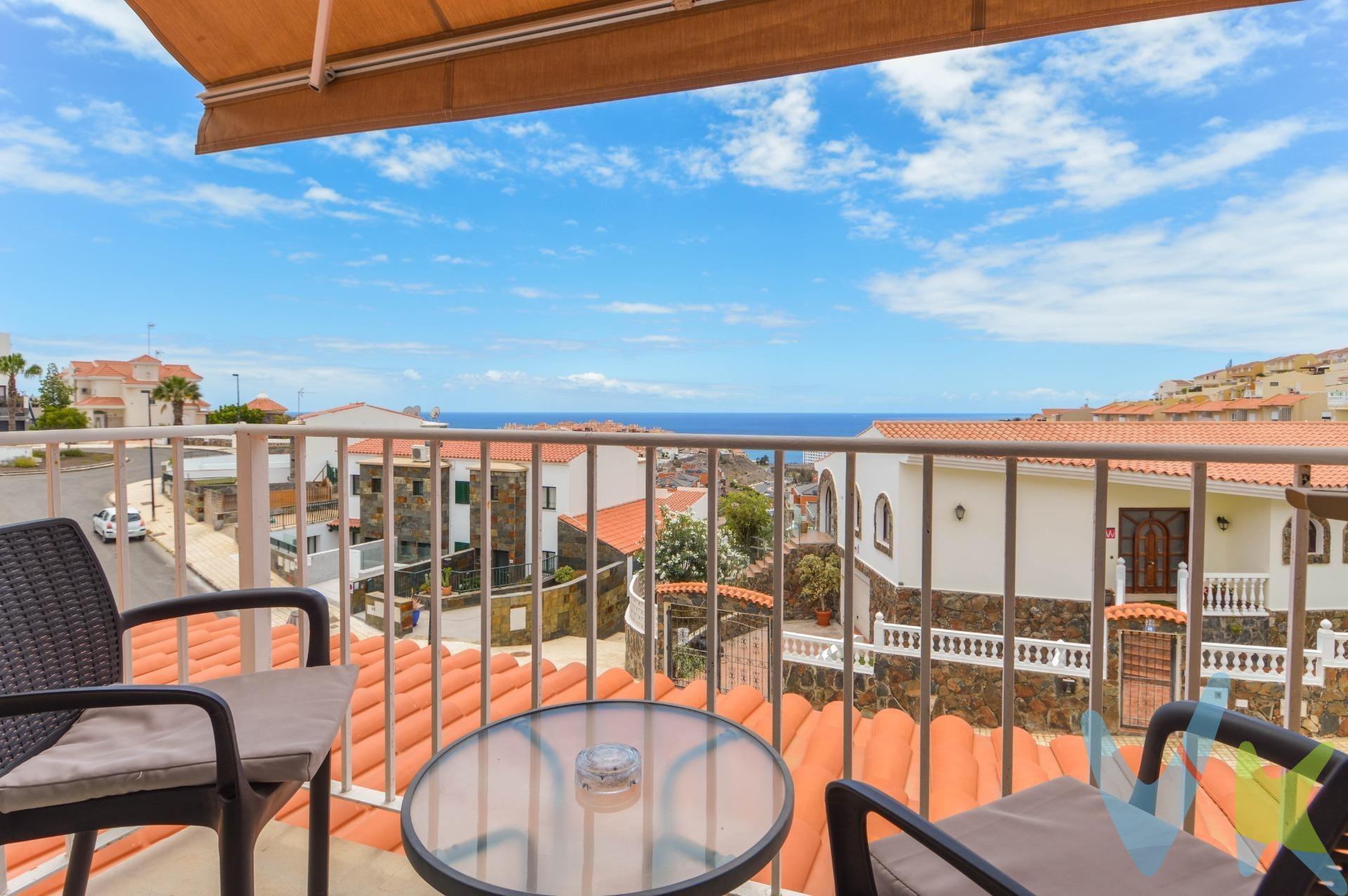 Descubre este espectacular tríplex ubicado en la codiciada zona de Arguineguín, Loma Dos. Este residencial cuidado cuenta además con piscina comunitaria,  solarium, zonas ajardinadas y varias entradas de acceso que realzan aún más su atractivo; . Esta vivienda unifamiliar bien conservada se despliega en tres plantas que ofrecen comodidad y estilo para disfrutar todo el año. En la planta principal encontrarás una amplia terraza al aire libre ideal para tus reuniones familiares, así como un acogedor salón-cocina y una terraza semi-cubierta desde donde podrás deleitarte con impresionantes vistas al mar mientras tomas tu café matutino. La planta alta alberga dos luminosos dormitorios,, también con vista marina, acompañados por un baño completo perfectamente equipado. Por último, el sótano ofrece espacio adicional gracias a su amplio salón versátil y otro dormitorio junto a un baño privado; perfecto para huéspedes o incluso como oficina personal. . Se ofrece la posibilidad de adquirir una plaza de garaje adicional, perfecta para aquellos que valoran tener un espacio reservado para su vehículo por un valor extra de 22.000 € . Todas las comodidades necesarias están cerca: centros comerciales, colegios excelentesy deliciosos restaurantes locales te esperan a pocos pasos del hogar soñado . Comunidad mensual de 95 euros sin gastos incluidos. ¡No pierdas esta oportunidad única! Ideal tanto si deseas vivir aquí permanentemente como si buscas realizar una inversión inteligente cerca de la playa. *Visitas a la propiedad*: Todos los interesados en ver la propiedad deberán presentar un documento de identificación válido, como DNI, NIE o pasaporte, antes de la visita. Además, se requerirá que firmen una hoja de visita al ingresar a la propiedad. INFORMACION ADICIONAL:. - El uso de la propiedad estará siempre sujeto a la legislación vigente. - El precio de venta no incluye impuestos ni gastos de compraventa, como el Impuesto de Transmisiones Patrimoniales (6.5% o 1% en el caso de primera transmisión más IGIC correspondiente en este último caso), honorarios del Registro de la Propiedad, notaría y gestoría. - La información sobre la propiedad está sujeta a posibles errores y cambios involuntario