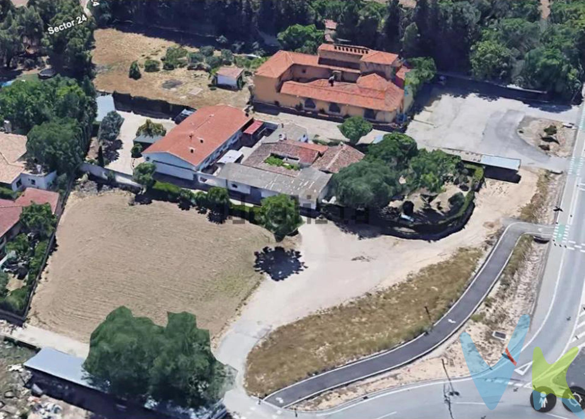 Descubre una oportunidad única para transformar el futuro del Corazón  de Castilla La Mancha: Invierte en una Finca Rústica de 9.800 m2 con potencial ilimitado. Imagina un espacio donde las posibilidades no tienen límites: . Visualiza tu próxima gran inversión: un complejo residencial que combine chalets modernos con vistas al campo. O un retiro turístico que atraiga a viajeros internacionales, cautivados por la tranquilidad del entorno y la proximidad a grandes ciudades. ¿Y qué tal un espacio sostenible, con una estación de recarga eléctrica que conecte con las demandas del hoy y del futuro? Estamos hablando de una diversificación y rentabilidad asegurada…. Una Joya por Descubrir: Donde el Pasado y el Futuro se Encuentran  . Esta finca no es solo un terreno; es un hub de oportunidades, una pieza clave para aquellos que buscan invertir en un proyecto con impacto económico, turístico y social. Con una ubicación privilegiada, cerca de grandes ciudades como Madrid, Valencia y Alicante; infraestructuras como bases  para aprovechar y darle un vuelco aceptando que las demandas del mundo actual son una oportunidad. Con el respaldo de una ciudad en constante crecimiento aquí se encuentran los cimientos de tu próximo gran éxito. En el corazón de Castilla-La Mancha, Albacete, descubrirás una ocasión única de crear un epicentro de nuevas oportunidades que se transformará en el centro empresarial de la región. Un proyecto sostenible y de alto rendimiento en el que descubrirás:. Un chalet cargado de encanto y personalidad, perfecto para ser transformado en una lujosa residencia, una casa rural boutique o un espacio de retiro. Una casa familiar que puede ser una residencia adaptada a las tendencias habitacionales del siglo que vivimos al poner el foco, de la atención mundial,  en Albacete como la ciudad donde el Coliving ( jóvenes o adultos mayores ) sea parte del abrazo caluroso a los nómadas digitales, o jubilados, aventureros locales o del mundo entero. Con remembranzas y sueños futuros que se conjugan en un entorno moderno y multifuncional;  espacios para crear zonas de servicios donde tus ideas puedan enraizarse, o reinventarse  como alojamientos rurales, coworkings innovadores o espacios culturales.  . De un restaurante con historia … a un futuro lleno de historia. Un restaurante de 827 m2  en pleno funcionamiento, listo para reinventarse en un destino gastronómico reconocido, con su encanto rústico y su historia de éxito. . El restaurante La Casita ha sido durante años un punto de encuentro para locales y viajeros, un espacio donde se han compartido largas historias alrededor de una mesa siempre disfrutando de la gastronomía manchega y española. Ahora, imagina este lugar evolucionando para albergar algo mucho más grande:. Centro de negocios moderno y funcional. Diseñado para reuniones corporativas y empresariales, conferencias, networking, coworking, ideal para atender la creciente demanda de profesionales que buscan espacios híbridos en ubicaciones estratégicas. Salón para bodas y eventos exclusivos. Rodeado de la serenidad de la naturaleza, con capacidad para recibir a parejas y familias que buscan celebrar sus momentos más especiales en un entorno único y personalizable. Áreas adicionales… ¿necesitas ideas?:. Una estación de servicio sostenible: Con una electrolinera  de última generación que capta a viajeros de paso y responde a la creciente necesidad de puntos de recarga para vehículos eléctricos, asegurando rentabilidad a largo plazo.  . Una ubicación estratégica: un cruce perfecto entre negocio y turismo. Este es el lienzo donde convertir tus ideas en un proyecto único.¿Listo para dejar huellas? ¡Descubre esta oportunidad hoy!. . . 