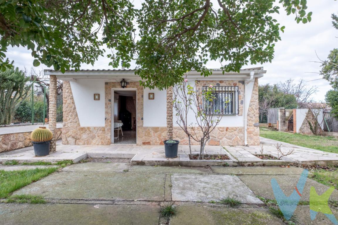 ¿Buscas un lugar donde desconectar de verdad sin renunciar a la comodidad? Esta finca rústica es mucho más que una parcela de 700 metros; es un hogar pensado para disfrutar de la libertad con la seguridad de tenerlo todo bajo control. Ubicada en una zona no inundable y con acceso totalmente asfaltado hasta la verja de entrada, esta propiedad está en perfectas condiciones para entrar a vivir hoy mismo. Detalles que marcan la diferencia (y que no encontrarás en otro sitio). Esta finca tiene "alma" y está llena de puntos fuertes que te harán la vida más fácil y auténtica:. - Sombra natural que da la bienvenida: Olvida las marquesinas de plástico. Los árboles de la entrada ofrecen una sombra fresca y agradable tanto para las personas como para los coches. Es el recibimiento perfecto en los días de sol. - La cocina de siempre: La estufa del salón no solo calienta el hogar. Tiene un horno en la parte superior donde la comida sale con un sabor inigualable. Imagina cocinar ahí unas costillas, muslos de pato o un buen embutido de la zona mientras el salón se mantiene cálido. - Autosuficiencia garantizada: En esta finca, un apagón no es un problema. Gracias a su fuente manual, siempre puedes sacar agua del aljibe aunque no haya luz. Tienes agua de pozo, aljibe y acequia para regar tus cultivos. Todo lo que necesitas: Casa de 2 dormitorios, baño completo, salón acogedor y cocina exterior. Además, cuenta con garaje cubierto y un cuarto de almacenamiento para tenerlo todo en orden. - Confort durante todo el año. No es solo para el verano. La casa está equipada con split de aire frío y calor y la estufa de leña, asegurando la temperatura perfecta tanto en agosto como en diciembre. Y para tus reuniones con amigos, la zona de barbacoa será, sin duda, el lugar donde se crearán los mejores recuerdos. Una finca cuidada al detalle, segura, independiente y lista para que empieces a disfrutar del campo con todas las garantías. ¿Quieres venir a probar cómo se vive aquí?. Si valoras la tranquilidad, el buen comer y la seguridad de una finca bien equipada, tienes que verla en persona. Llámame ahora y ven a conocer tu nuevo refugio. _______________________________________. En el precio publicado de venta NO están incluidos los honorarios de agencia por el servicio de gestión, asesoramiento y formalización del proceso de compra que será facturado al comprador. Tampoco incluye los impuestos y gastos legalmente establecidos y derivados de la transmisión e inscripción, en su caso.