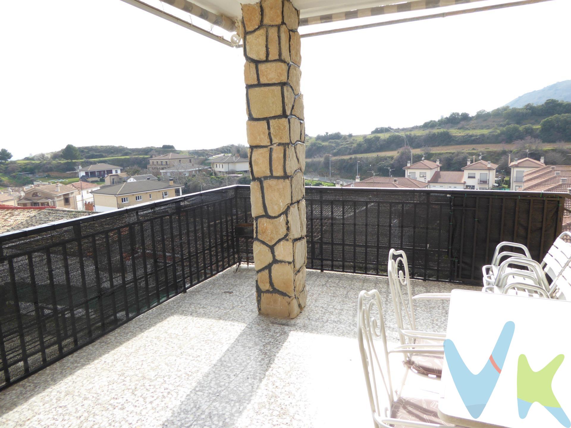 Casa independiente de una sola planta rodeada de su jardín y terreno. Desde cualquier ventana puedes ver parte de la finca.  Desde la parte delantera de la vivienda se ve el terreno urbanizado de unos 1.438 m² totalmente cuidado con su piscina, pérgola, barbacoa, naranjos, limoneros..además tiene un cobertizo en el que se encuentra el depósito de gasoil de 2000 litros que abastece de sobra para la calefacción y agua caliente ya que con menos de la mitad se tiene para todo el año. En la parte trasera está el jardín de unos 515 m² con sus árboles frutales, viñedos.. La luz, comodidad y amplitud están aseguradas. El acceso a la casa es desde la terraza con vistas a Montejurra y está distribuida en tres amplias habitaciones, baño, cocina equipada (con una amplia despensa) y salón. El acceso a la parcela es por puerta automática que da a una rampa para entrada y aparcamiento de  coches aunque en la planta baja de la finca está el garaje de 55 m² que también, por su amplitud, sirve como trastero. Muniain pertenece al municipio de Aberin, valle de la Solana, en Merindad de Estella y actúa como centro del municipio ya que tiene el Ayuntamiento. Está al abrigo de Montejurra y protegido de los vientos del norte. El municipio de Aberin-Muniain cuenta con amplios servicios como frontón cubierto con pista polideportiva, piscina, tienda, farmacia, bar-restaurante, ludoteca.. Para más servicios puedes acercarte a Estella que está a 12 minutos o Pamplona a 30. Las superficies expresadas en esta página tienen carácter descriptivo y son aproximadas. Datos meramente informativos, sin valor contractual. El PVP indicado no incluye impuestos ni gastos de transmisión. 