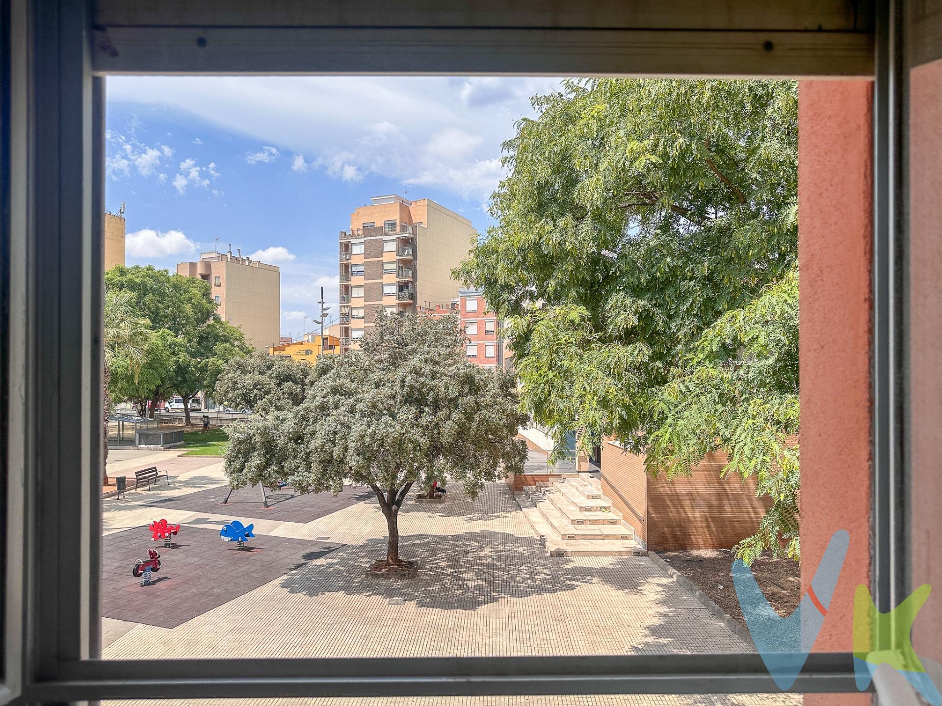 Descubre esta amplia casa situada en la cotizada zona Plaza Islas Columbretes, que cuenta con acceso desde las calles Pintor Montoliu y Almansa. La propiedad se distribuye en tres plantas, ofreciendo un sinfín de posibilidades para adaptarla a tus necesidades. En la planta baja encontrarás un recibidor espacioso que conduce a un luminoso comedor-salón, una cocina funcional, un baño completo ideal para visitas y una acogedora habitación doble. Subiendo al primer piso te esperan dos habitaciones dobles amplias junto con una habitación simple perfecta como oficina o cuarto infantil; además dispone de trastero o vestidor adicional y otro baño completo. Finalmente, el segundo nivel ofrece otra encantadora habitación doble más almacenamiento extra mediante un trastero privado así como una impresionante terraza de 28 m² donde podrás disfrutar del aire libre vistas panorámicas hacia la plaza. Aunque precisa reformas personales según tu estilo preferido es muy luminosa lo cual realza su potencial transformador. Este inmueble es en exclusiva, con lo que le facilitamos cualquier información sobre la vivienda. Por este motivo, solicitamos no molesten al propietario o a los vecinos. . En todos los casos los precios expuestos son más impuestos y gastos derivados de la transmisión del inmueble.