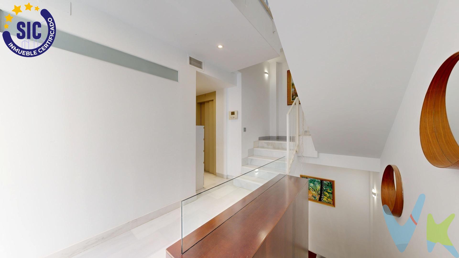 ¡Descubre tu nuevo hogar en el corazón de Valencia! . Te presentamos esta impresionante finca de diseño, construida en 2008, ubicada en una tranquila zona peatonal que te ofrece la combinación perfecta de confort, estilo y ubicación inmejorable. Situada cerca de la Calle de la Mar, la Plaza Tetuán, Capitanía General, El Corte Inglés, Calle Colón, y el hermoso río Turia, tendrás todo lo que necesitas a tu alcance: transporte público, centros comerciales, colegios, centros médicos y hospitales. Esta magnífica propiedad se compone de sótano, planta baja y dos plantas altas, además de una espectacular terraza de uso privado. Todas las plantas están comunicadas por un ascensor interior, lo que garantiza un acceso cómodo y práctico. También puedes optar por la elegante escalera interior de mármol que conecta las plantas bajas y altas. La joya de la casa es la amplia terraza de 37,15 m², accesible mediante una escalera interior. Este espacio acristalado con pérgola bioclimática retráctil perfecto para disfrutar de momentos al aire libre, ya sea para relajarte con un buen libro, organizar cenas con amigos o simplemente disfrutar de las vistas de la ciudad. La vivienda cuenta con aire acondicionado por conductos frío-calor, asegurando un ambiente agradable durante todo el año. El suelo de mármol en las áreas comunes y el parket en las habitaciones aportan un toque de elegancia y calidez. Además, los armarios empotrados lacados en blanco ofrecen un amplio espacio de almacenamiento, manteniendo el hogar ordenado y estilizado.  Al entrar, te recibe un acogedor baño de cortesía, ideal para tus visitas. La enorme cocina es un sueño para cualquier amante de la gastronomía, con suficiente espacio para preparar deliciosas comidas y disfrutar de momentos en familia. Este espacio se convierte en el corazón del hogar, donde la funcionalidad se une al diseño. Subiendo a la primera planta, encontrarás la habitación principal, un refugio privado que cuenta con un baño en suite con ducha y una chimenea, perfecta para crear un ambiente cálido y acogedor. Este espacio se convierte en tu santuario personal, donde podrás relajarte después de un largo día.  En esta planta, descubrirás dos habitaciones versátiles: una dedicada a la lectura, ideal para sumergirte en tus libros favoritos, y otra que puede ser utilizada como dormitorio. También hay un baño completo que da servicio a estas habitaciones, garantizando comodidad y privacidad. La vivienda incluye una plaza de garaje y un trastero, lo que te proporciona un espacio adicional para almacenar tus pertenencias y mantener tu hogar organizado. Vivir en el centro de Valencia significa disfrutar de una vida vibrante y dinámica. Con todos los servicios a mano, podrás acceder fácilmente a tiendas, restaurantes, parques y actividades culturales. La cercanía al transporte público, incluyendo metro y autobuses, te permitirá moverte por la ciudad con total comodidad. No dejes pasar la oportunidad de vivir en esta espectacular vivienda que combina diseño, confort y una ubicación inmejorable. ¡Contáctanos hoy mismo para programar una visita y descubrir tu nuevo hogar en Valencia! ¡Te esperamos!. Este anuncio es informativo y sin valor contractual, puede contener errores. El precio no incluye lo siguiente: Honorarios de la agencia inmobiliaria, impuestos (IVA, ITP), AJD, Tasación bancaria, notaría, gestoría y registro). . 