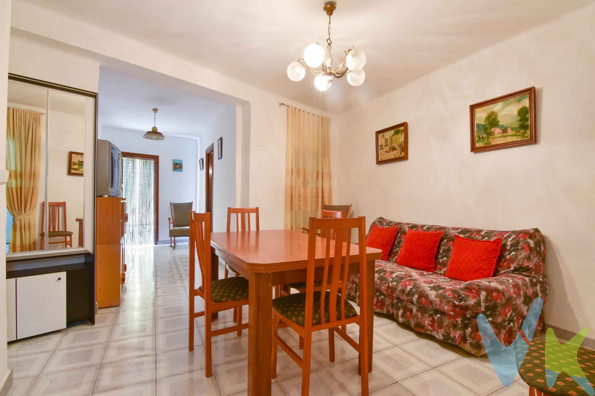 Imagina despertar con el canto de los pájaros, abrir las ventanas y que lo primero que veas sea un mar de naturaleza abrazando tu hogar. Así es esta encantadora casita en planta primera ubicada en el tranquilo pueblo de Yátova, en el interior de Valencia. Una vivienda con historia, de esas que guardan el calor de las cosas bien hechas. Con cuatro habitaciones luminosas, un baño funcional, un salón acogedor y una cocina con alma, este espacio conserva su estado original, pero está cuidado con mimo, listo para entrar a vivir y empezar una nueva etapa rodeado de paz. Aquí no hay prisas. Solo calma, luz natural entrando a raudales por las ventanas, y la sensación de estar en un lugar que te abraza. Ya sea como primera residencia, refugio de fines de semana, o incluso un rincón donde reconectar con lo esencial, esta casa tiene ese "algo" que no se puede explicar, pero se siente. 🏞️ Naturaleza al alcance de tu mano. Yátova no es solo un pueblo, es un estilo de vida. Senderos, montañas, aire puro… Un entorno privilegiado para quienes buscan calidad de vida sin renunciar a las comodidades. ✨ ¿La ves como tu próximo hogar?. No se trata solo de una casa. Es un lugar donde pueden empezar nuevas historias, donde cada rincón te invita a soñar. *Nota: Agencia Registrada con el Nº 1018 en el Registro Obligatorio de Agentes Inmobiliarios de la Comunitat Valenciana. Puede consultar en la web de la GVA. La oferta está sujeta a cambios de precio o retirada del mercado sin previo aviso. En el precio de venta no están incluidos el impuesto del ITP, gastos de Notaría, los honorarios de agencia y los gastos de financiación, si la hubiese. Este anuncio no es vinculante, puede contener errores, se muestra a titulo informativo y no contractual*. *Por mandato expreso del propietario, comercializamos este inmueble en exclusiva, lo que le garantiza el acceso a toda la información, a un servicio de calidad, un trato fácil, sencillo y sin interferencias de terceros. Por este motivo, se ruega no molestar al propietario, a los ocupantes de la propiedad o a los vecinos. Muchas gracias por su comprensión. Si usted es agente inmobiliario y tiene un cliente para este inmueble, llámenos: estaremos encantados de colaborar. *. *Nuestro departamento financiero puede conseguir tu financiación. ¡ Consúltanos! *.