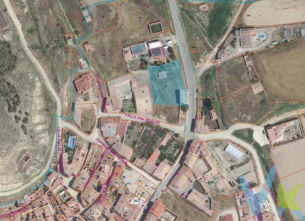 Se ofrece en venta una finca urbanizable que cuenta con un pajar de aproximadamente 40 metros cuadrados. El resto de la propiedad se compone de solar y terrenos libres, brindando amplias posibilidades para el desarrollo. Con su ubicación estratégica y características, esta finca representa una excelente oportunidad para proyectos residenciales o comerciales. ¡No dudes en contactar para más información!