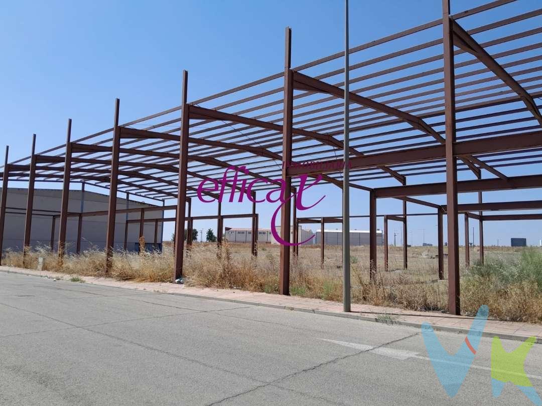 Nave de 1400m2 sobre solar de 1600m para terminarla dandole el uso final que se requiera. Consultanos!