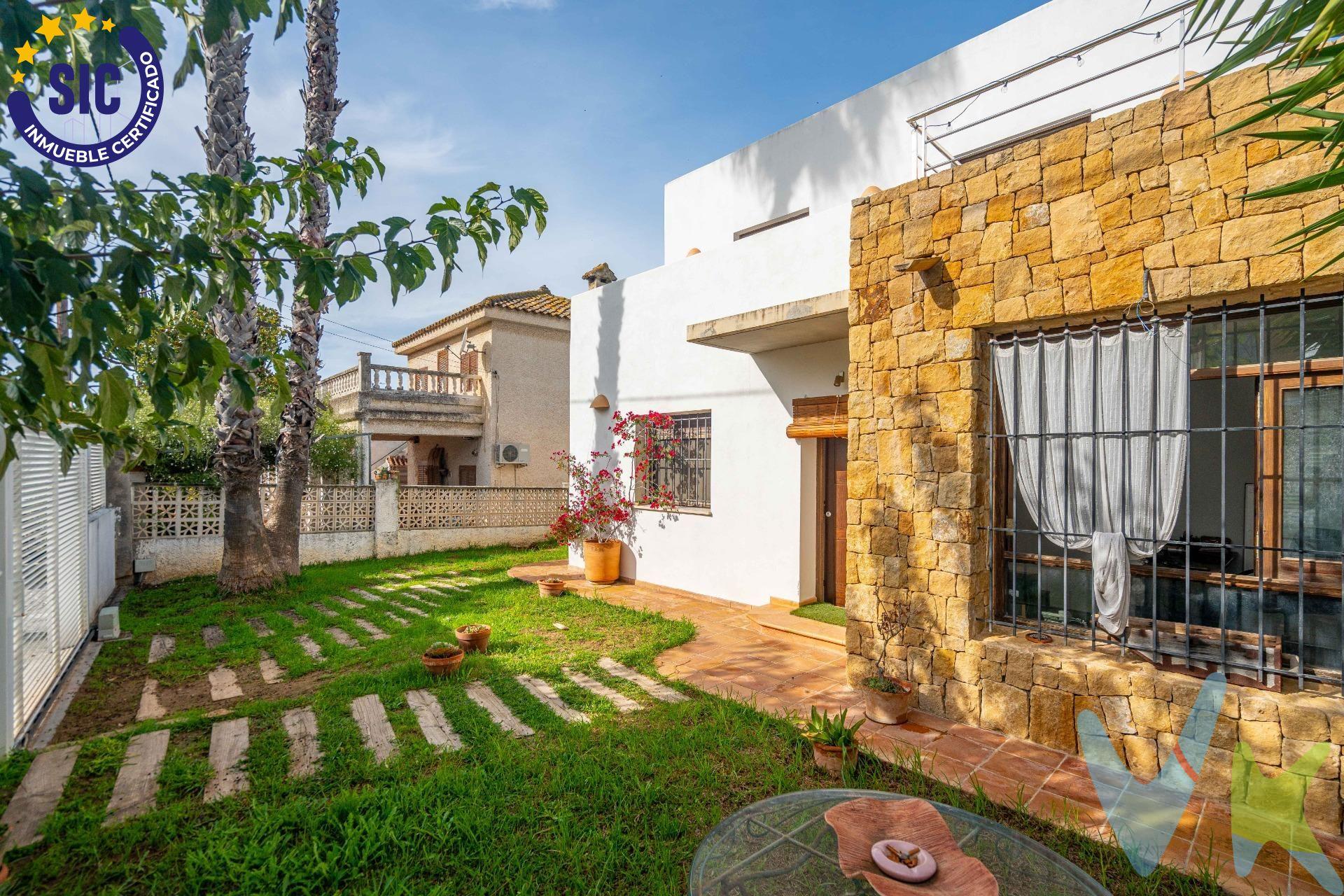Hay casas que se venden, y hay hogares que se descubren. Este no es un chalet cualquiera; es un refugio. Un oasis de 196 m² de pura inspiración mediterránea que evoca la magia blanca y la calma de Formentera, en el corazón de La Cañada. Reformado integralmente en 2012, este hogar fue diseñado con una intención clara: vivir sin prisas, rodeado de luz y naturaleza. 🌳 El Corazón de la Casa: Un Jardín Vivo. Desde el instante en que entras al salón, tu mirada se rinde ante ella: **una majestuosa Morera** se alza como la reina de la parcela. Es más que un árbol; es el termostato natural de la casa. En verano, su sombrajo denso y generoso refresca la estancia y el porche. En invierno, se despoja de sus hojas con sabiduría, permitiendo que el sol de mediodía inunde el salón y caliente el hogar. ☀️ Planta Principal: La Vida Fluye Hacia la Luz. La puerta principal te da la bienvenida a un espacio que fluye con inteligencia y calidez. A la izquierda, se abre el dormitorio principal, un santuario privado con un amplio vestidor. A la derecha, un luminoso despacho (o dormitorio de invitados) te conecta con el verde exterior a través de un gran ventanal. Justo al lado, un precioso baño completo da servicio a esta zona.  El mínimo distribuidor desemboca en el alma de la casa: un espectacular salón con cocina integrada. Es un espacio diáfano, diseñado para compartir. Aquí, los límites entre el interior y el exterior se desvanecen gracias a **enormes ventanales** que se abren por completo al jardín, la piscina y la zona del paellero.  Primera Planta: Espacios Flexibles y Terrazas Privadas. Unas cómodas escaleras te guían a la planta superior. Lo primero que encuentras es un **espacio central versátil y lleno de luz**a la izquierda descansan **dos dormitorios dobles**, y , lo mejor de todo, con salida a una segunda terraza independiente. Es el lugar ideal para ver las estrellas o disfrutar de la primera taza de café de la mañana. 🤫 Y Un Espacio Extra: El Sótano Versátil. Pero la casa guarda una sorpresa más. Una planta sótano que es un lienzo en blanco. Es ideal como otra estancia versátil gracias al aporte de luz natural que recibe desde un ventanal superior.  ✨ Calidad y Confort: Los Detalles que Importan. Esta casa no solo es bella, sino también inteligente y eficiente. Suelos laminados que aportan calidez, paredes lisas, armarios empotrados y carpintería interior lacada en blanco.  Carpintería exterior de aluminio con doble cristal y una elegante simulación de madera, que garantiza el silencio y el confort térmico. Calefacción centralizada de gas natural. Sostenibilidad: Paneles solares para agua caliente. Jardín consolidado, piscina con depurador y un paellero esencial para la vida mediterránea. 📍 Ubicación: Conectado a Todo, Aislado del Ruido. Situado a solo 5 minutos del encantador pueblo de La Cañada y la estación de metro**, este chalet ofrece lo mejor de dos mundos: la paz absoluta de un refugio privado y la comodidad de tener Valencia a solo 20 minutos en coche. No es solo una casa. Es la oportunidad de vivir cada día como si estuvieras de vacaciones. Por mandato expreso del propietario, comercializamos este inmueble en exclusiva , lo que le garantiza el acceso a toda la información, a un servicio de calidad, un trato fácil, sencillo y sin interferencias de terceros. Por este motivo, se ruega no molestar al propietario, a los ocupantes de la propiedad o a los vecinos. Muchas gracias por su comprensión. Si usted es agente inmobiliario y tiene un cliente para este inmueble, llámenos: estaremos encantados de colaborar. 