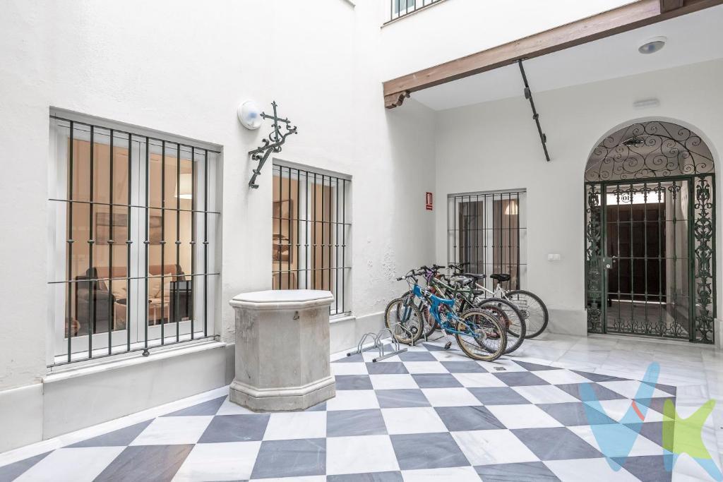 Descubre esta excepcional vivienda seminueva, idealmente ubicada en una planta baja que ofrece fácil acceso. La propiedad cuenta con una moderna cocina americana completamente amueblada, perfecta para disfrutar del arte culinario sin perder el contacto social. Dispone de dos cómodos dormitorios equipados con armarios empotrados, maximizando así el espacio disponible. El baño incluye bañera con mampara y lavadora integrada para minimizar ruidos durante su funcionamiento en las áreas comunes como el salón-cocina. Este edificio fue rehabilitado íntegramente en 2015. En cuanto a sus espacios exteriores, se destaca un bonito patio principal revestido en mármol adornado por un pozo; además hay azotea comunitaria habilitada especialmente para tender ropa. Desde lo estructural hasta lo estético: posee suelos acogedores de tarima flotante que aportan calidez a cada rincón; ventanas estratégicamente diseñadas combinan madera hacia el patio principal mientras ofrecen PVC con cristal triple al exterior garantizando aislamiento térmico/acústico superior. Cabe mencionar también sus paredes decorativas confeccionadas con perlita añadiendo elegancia contemporánea.Puertas interiores lacadas en blanco (se han actualizado despues de las fotografías) brindando tanto seguridad como estilo. Sistematización avanzada mediante climatización centralizada frío/calor asegura confort todo el año. Aprovecha este momento único! Una inversión segura cercana no solo culturalmente sino igualmente recreativa. *Gastos, impuestos y honorarios de la agencia no incluidos. Periodo de validez del anuncio 31 de diciembre de 2025