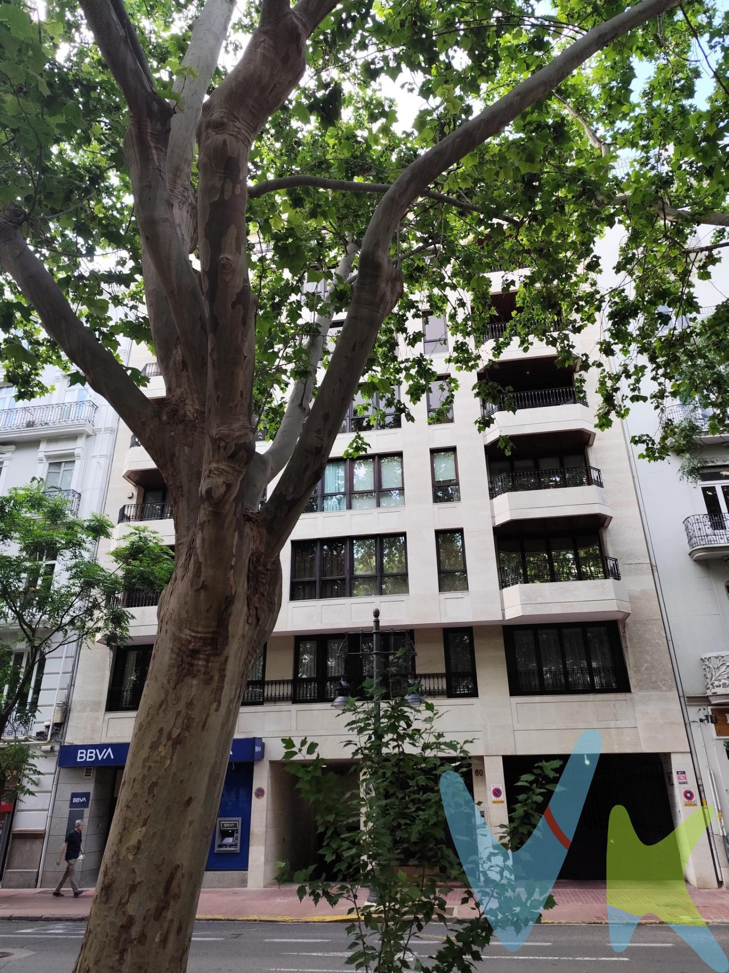 ¿Buscas la comodidad definitiva en el corazón de L'Eixample? Presentamos esta excelente plaza de aparcamiento situada en un edificio de categoría, con acceso inmejorable y ubicación estratégica entre la Gran Vía Marqués del Turia y la calle Conde Altea. Especificaciones Técnicas. La plaza está ubicada en la Planta -2, ofreciendo un entorno más privado y protegido:. Dimensiones: $4,30 \text{ m}$ de largo x $2,30 \text{ m}$ de ancho. Capacidad: Ideal para coche mediano (tipo compacto, SUV pequeño o berlina media). Maniobrabilidad: Acceso cómodo mediante rampas anchas y pasillos con buen radio de giro. Seguridad y Confort. Vigilancia: El parking dispone de personal de seguridad y cámaras de videovigilancia. Accesos: Doble entrada/salida peatonal y para vehículos por puntos clave del centro. Entorno: Instalaciones cuidadas, con iluminación LED y mantenimiento constante. Ubicación Imbatible. En una zona donde el aparcamiento es extremadamente escaso, esta plaza es la solución perfecta tanto para residentes que buscan proteger. su coche del sol y el vandalismo, como para profesionales que trabajan en la zona y quieren optimizar su tiempo cada mañana. Nota del experto: Las dimensiones de $2,30 \text{ m}$ de ancho son el estándar ideal para un coche mediano, permitiendo abrir las puertas con comodidad sin invadir el espacio del vecino. Inversión segura en una de las zonas con más solera de Valencia. Llama hoy mismo para concertar una visita. Posibilidad de probar la plaza con tu vehículo sin compromiso. VENTA:. PVP 45.000€. Gastos e impuestos no incluidos en el precio. La compra conlleva impuestos y gastos de formalización para el comprador. A título orientativo se informa que en segundas transmisiones el ITP con carácter general en Valencia es del 10%, pudiendo existir otros tipos impositivos atendiendo a las circunstancias personales del comprador u otras circunstancias previstas legalmente. Base imponible del impuesto el mayor valor entre el precio de compraventa, la tasación o el valor de referencia catastral. En cuanto a los gastos de notaría y registro, en su caso, suelen oscilar aprox. entre 1,5% y 2,5% (aranceles variables según precio, n.º de copias y complejidad). El comprador elige notario. Si el comprador precisase de hipoteca: tasación, condiciones y costes bancarios serán según entidad elegida por el comprador, así como los gastos de gestoría, y cualesquiera otros gastos inherentes a la formalización de la compraventa que legalmente correspondan a la parte compradora, salvo pacto expreso en contrario con el vendedor. El consumidor tiene, conforme a la normativa vigente, a su disposición información y documentación adicional relativa al inmueble y condiciones de la compraventa, que podrá ser consultada en C/Joaquín Costa 4, bajo 46005 Valencia o urbe2@remax.es. Honorarios de mediación inmobiliaria a cargo del COMPRADOR: (3.000€ del precio final de venta más IVA (21%), salvo otro pacto.); y de VENDEDOR (según acuerdo con el mismo). Se informa al consumidor que la agencia actúa como intermediaria inmobiliaria en la operación, estando cualquier eventual compraventa y sus condiciones sujeta a la aceptación expresa del propietario-vendedor y a la posterior formalización del correspondiente contrato.