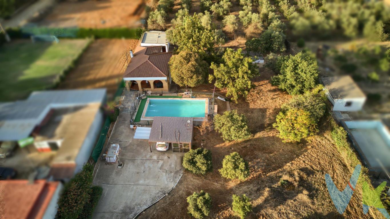 PRECIO DE VENTA: [240.000 + GASTOS] €. Aquí tienes la versión reducida a 1.400 caracteres (con espacios), manteniendo ese tono emocional y acogedor del texto original, pero con una estructura más clara para la venta:. 🌿 Finca con Alma en Almensilla (Zona Santa Iglesia). Descubra el refugio perfecto para desconectar del ruido y abrazar la vida rural sin alejarse de la comodidad. Esta espectacular finca de 3.200 m² con vallado perimetral es un oasis de paz donde el tiempo parece detenerse. El Exterior: Naturaleza y Vida. La propiedad cuenta con 1.000 m² dedicados a árboles frutales (naranjos, mandarinos, higueras, nogales americanos y olivos) y ornamentales, todos cuidados con mimo. Dispone de:. Pozo propio de gran utilidad. Dos cerramientos preparados para animales (gallinas, conejos). Piscina vallada, ideal para los días de verano. Zona anexa habitable: un espacio versátil que actualmente funciona como descanso/trastero, pero con potencial para ser una casa de invitados o estudio. La Vivienda: Calidez en una Planta. La casa principal, diseñada en una sola planta para máxima comodidad, ofrece:. Salón con chimenea, el corazón del hogar para los inviernos. Cocina equipada con sabor tradicional y un baño completo. Dos luminosas habitaciones. Lo que define a esta finca es la paz absoluta: el sonido del viento, el canto de los pájaros y el calor del fuego. Es un lugar pensado para vivir despacio y disfrutar del aire libre. Nota importante: La finca es rústica hipotecable. (Algunas estancias han sido recreadas por IA). En cumplimiento de las obligaciones de información previstas en la Ley 10/2025, de 28 de diciembre, de servicios de atención a la clientela y transparencia, así como en la normativa sectorial vigente, se hace constar que el precio indicado no incluye los gastos e impuestos inherentes a la adquisición, los cuales se desglosan a continuación:. •	Impuesto sobre Transmisiones Patrimoniales (ITP): Se aplicará el tipo impositivo vigente en la Comunidad Autónoma de Andalucía, generalmente el 7% (16.800), sin perjuicio de tipos reducidos del 3,5%, 1,2% o 1% aplicables según las circunstancias personales del comprador o las características del inmueble). El impuesto se devenga sobre el Valor de Referencia de Catastro o el precio de venta, aquel que resulte superior. •	Gastos de Notaría: Los honorarios notariales se calcularán conforme al arancel oficial regulado en el Anexo I, del Real Decreto 1426/1989, de 17 de noviembre, por el que se aprueba el arancel Notarial. •	Gastos de Registro: La inscripción en el Registro de la Propiedad se facturará según el arancel oficial establecido en el ANEXO I, del Real Decreto 1427/1989, de 17 de noviembre, por el que se aprueba el arancel Notarial. •	Gastos de Gestión (Gestoría): Los honorarios por la tramitación administrativa, liquidación de impuestos e inscripción registral ascienden aproximadamente a [545] € (IVA incluido). •	Honorarios Agencia del Vendedor: incluidos en el PVP. •	Honorarios Agencia del comprador: La agencia prestará los servicios de información, asesoramiento y acompañamiento previstos en el Encargo de Servicios y en el D.I.A. Si solicita servicios adicionales o personalizados, sus honorarios serán informados previamente, de forma individualizada y por escrito, conforme a la libertad de pactos y a la normativa vigente. NO VINCULADOS AL PRECIO DE COMPRA. Para una información exhaustiva sobre el funcionamiento, tipos impositivos y bonificaciones del ITP en Andalucía, puede consultar el portal oficial de la Agencia Tributaria de la Junta de Andalucía en el siguiente enlace:. https://www.juntadeandalucia.es/organismos/economiahaciendayfondoseuropeos/areas/tributos-juego/tributos/paginas/impuestos-cedidos-transmisiones.html; . Documento D. I. A. a disposición del consumidor según Decreto 218/2005 Junta de. Andalucía. 