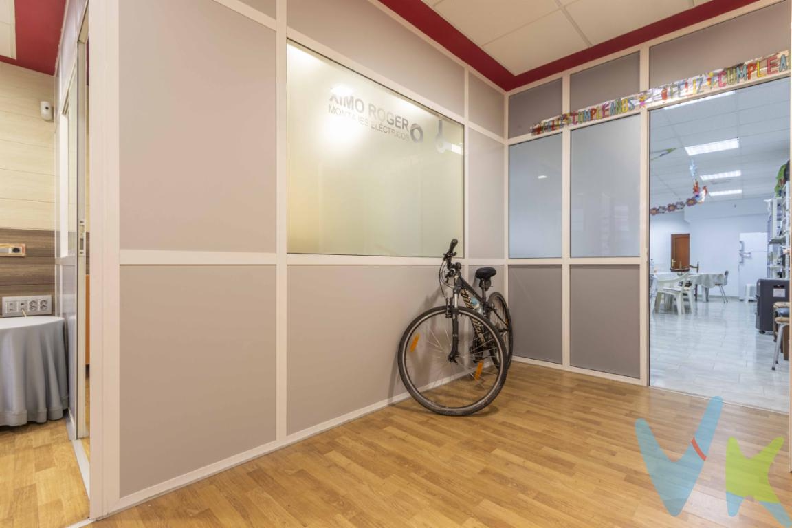 ¿Buscas el lugar perfecto para instalar tu negocio en una ubicación que combine tranquilidad y dinamismo? Este local de 104 m² construidos en Almàssera ofrece una distribución inteligente y todas las comodidades necesarias para comenzar a trabajar desde el primer día.El inmueble destaca por su versatilidad, dividiéndose en dos zonas diferenciadas:Situado en pleno corazón de lHorta Nord, Almàssera es el enclave ideal para negocios que buscan cercanía a la capital sin el estrés del centro de la ciudad.Un local con excelentes acabados y una ubicación estratégica. ¡No pierdas la oportunidad de visitarlo!Extras: Cocina propia y baño completo.Accesos: Persiana con motor.Climatización: Split de Aire Acondicionado.Superficie: 104 m². Un pueblo con una vida comercial activa, servicios consolidados y un ambiente vecinal que favorece tanto al comercio local como a servicios profesionales. A tan solo 10 minutos de Valencia y perfectamente conectada mediante la línea 3 de Metrovalencia y acceso rápido por carretera (V-21).Equipado con Split de Aire Acondicionado para garantizar una temperatura óptima todo el año y persiana exterior motorizada, facilitando el acceso diario sin esfuerzos. En la parte posterior, se abre un amplio salón diáfano que integra una cocina funcional y un baño completo. Este espacio es perfecto como zona de trabajo colaborativo, taller o área de descanso.Al entrar, el local cuenta con estancias ya preparadas, ideales para despachos independientes, salas de visitas o áreas de consulta que requieren privacidad.Un local con excelentes acabados y una ubicación estratégica. ¡No pierdas la oportunidad de visitarlo!Se muestra a título informativo y no contractual. El precio no incluye lo siguiente: Honorarios de la agencia inmobiliaria, impuestos (IVA, ITP) y otros gastos de la Compraventa (notaria, gestoría y registro). 