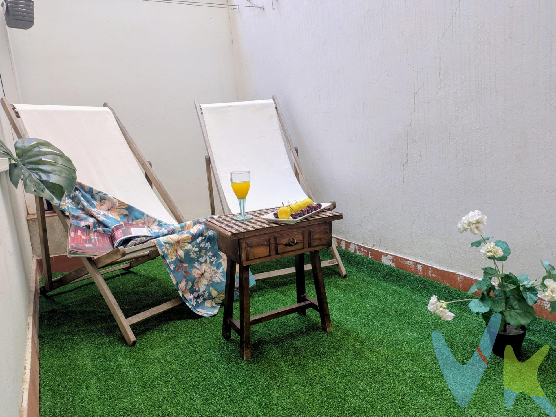 Te gustaría vivir en uno de los barrios más emblemáticos de Valencia?. Te presentamos esta espectacular vivienda en la zona de la Petxina, un barrio tranquilo, residencial, rodeado de toda clase de servicios, infinidad de comercios, centros médicos y centros educativos, lo que hace de la Petxina una zona perfecta para familias con niños. A un paso del Centro histórico de Valencia, las Torres de Quart, el Jardín Botánico y Los Jardines del Túria, uno de los espacios más privilegiados, en el que se sitúa el Estadio de Atletismo y el Complejo Deportivo y Cultural La Petxina. Las comunicaciones son excelentes, tanto a través de la red de autobuses urbanos como del metro ( Turia y Ángel Guimerà). Una vivienda que cuenta con 149m2 distribuidos para ofrecer confort y funcionalidad, gracias a su reforma integral. Entrando a la vivienda nos encontramos con un amplio recibidor que da paso a un espectacular salón-comedor muy luminoso con vistas despejadas y un precioso balcón donde la luz natural se convierte en protagonista. El corazón de la vivienda es la terraza interior, en la que podrás disfrutar de un merecido descanso al aire libre y que da acceso a una gran cocina independiente, además la vivienda incluye una zona de lavado integrada en el interior que aporta comodidad. Destacar sus tres amplias habitaciones, dos de ellas con armarios empotrados y dos baños completos. Una vivienda de ensueño que hoy puede estar a tu alcance,. No dejes pasar esta oportunidad y ven a visitarla!!