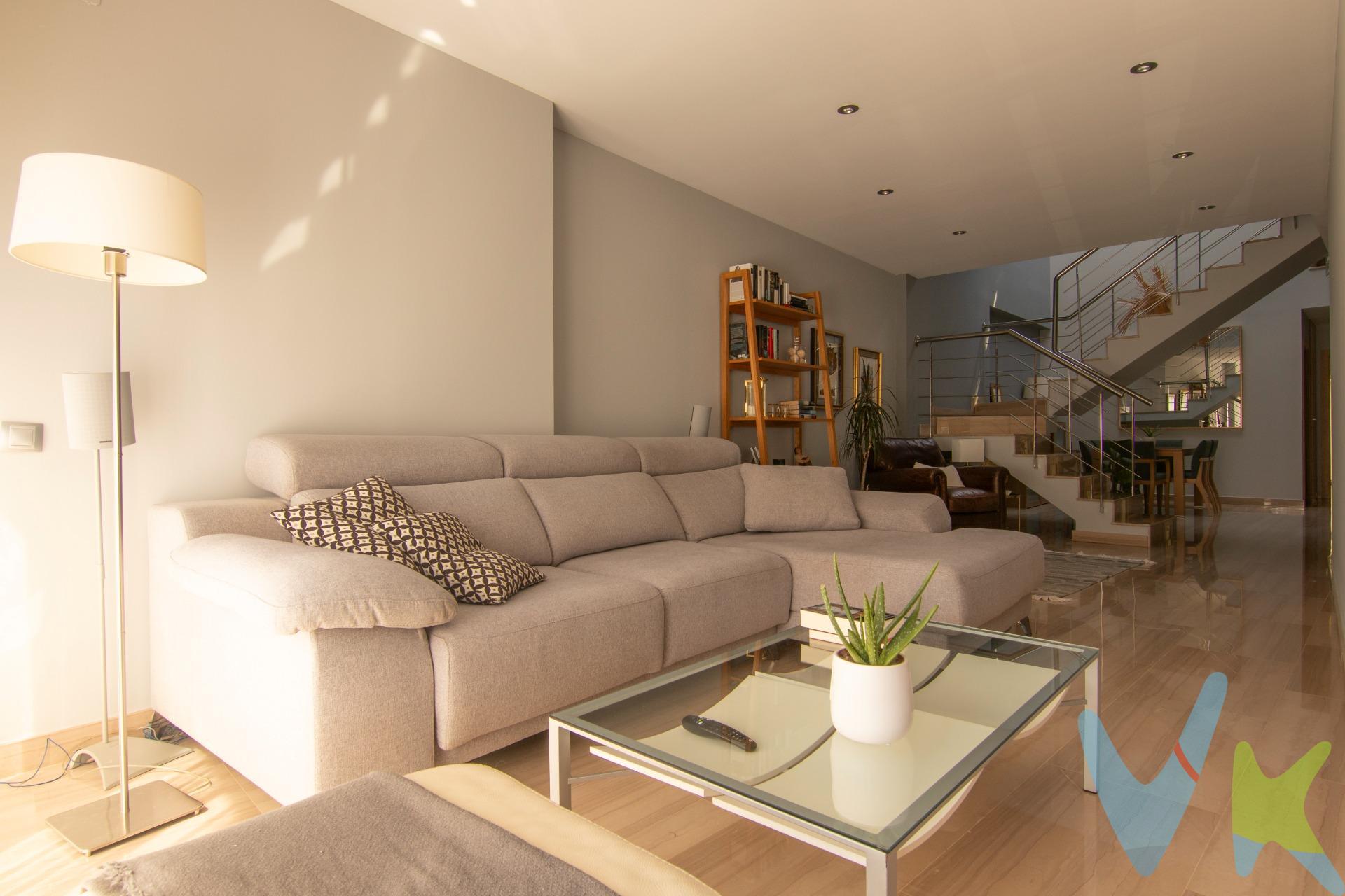 Encanto moderno en pleno casco antiguo. Ubicada en el corazón del casco antiguo de la ciudad, esta espectacular vivienda de nueva construcción combina el encanto de su entorno histórico con las comodidades más actuales. Distribuida en tres alturas, ofrece amplitud, luz natural y una excelente calidad en sus acabados. En la planta baja, encontramos un amplio garaje con capacidad para varios vehículos, ideal para familias con más de un coche o para quienes valoran el espacio adicional. Esta planta también cuenta con una zona de barbacoa, perfecta para reuniones al aire libre, y un baño de servicio que aporta funcionalidad. La primera planta destaca por su elegante escalera, que da la bienvenida a un luminoso salón con grandes ventanales y vistas privilegiadas al parque. La cocina americana, moderna y funcional, se integra perfectamente con el espacio social y cuenta con acceso directo a un encantador patio interior, ideal para relajarse o disfrutar de comidas al aire libre. En la segunda planta se encuentra la zona de descanso, compuesta por tres amplios dormitorios dobles. El dormitorio principal dispone de baño en suite y un espacioso vestidor, creando un ambiente privado y confortable. La vivienda se completa con una buhardilla en la tercera planta, un espacio versátil que puede utilizarse como sala de juegos, estudio, zona de ocio o almacenamiento adicional. Además, desde aquí se accede a una acogedora terraza donde disfrutar de las agradables tardes de verano, en un entorno tranquilo y con mucho encanto. La construcción se ha realizado con materiales de primera calidad, se ha previsto el espacio para poder instalar un montacargas y cuenta con un aljibe . En el precio de venta no están incluidos, muebles ni electrodomésticos, gastos de notaría y registro