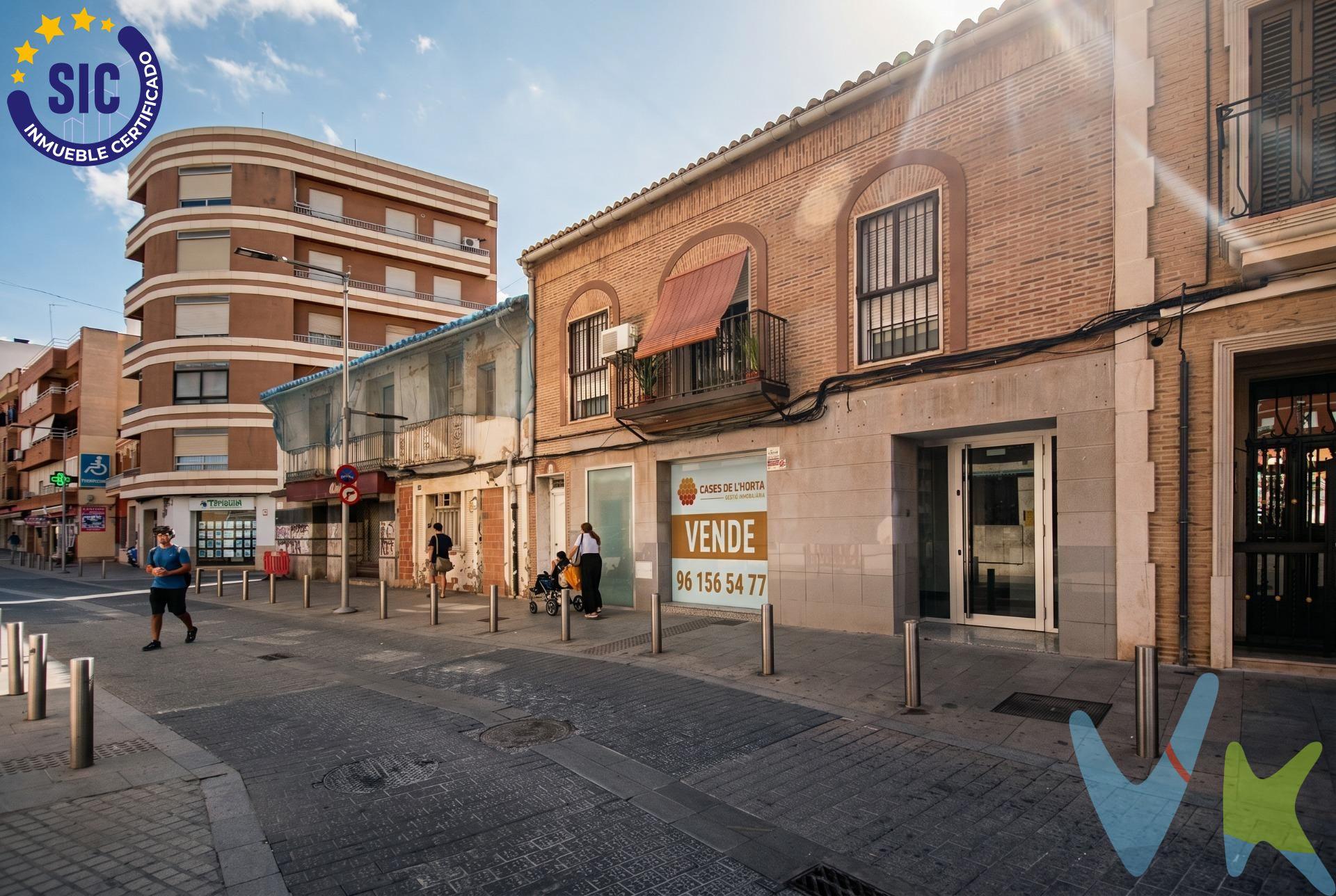 Imagina tu negocio aquí. En plena Plaza Mayor de Torrent, frente a la Torre, en uno de los puntos con más vida del municipio. Aquí no hacen falta presentaciones: el entorno habla por sí solo. Es donde se celebra el mercado, donde la gente pasea, se encuentra y donde todo tiene movimiento desde primera hora. En el centro de Torrent, este local comercial de más de 160 m² te ofrece el espacio y, sobre todo, la ubicación para dar forma a tu proyecto. Un lugar donde tu negocio no pasa desapercibido. La zona es uno de sus grandes valores: flujo constante de personas durante todo el día, ambiente comercial consolidado y una plaza que es punto de referencia en la ciudad. A esto se suma la cercanía al metro, que facilita el acceso desde distintos puntos del área metropolitana, y la proximidad a zonas universitarias, que aporta un flujo adicional de público joven. El local cuenta con dos baños, uno de ellos adaptado para personas con movilidad reducida, una pequeña terraza, zona de almacenaje y un despacho independiente que permite organizar el día a día con comodidad. Un espacio donde puedes imaginar una tienda con escaparate abierto a la plaza, un estudio profesional, una clínica, una oficina abierta al público o cualquier concepto que necesite visibilidad real. Aquí tu negocio no se esconde: se ve, se vive y se mueve con la plaza. Este es el lugar. El siguiente paso es tuyo. Mobiliario, vehículos y otros elementos decorativos y personales de la propiedad no incluidos. Impuestos, gastos de compraventa, intermediación y financiación no incluidos.