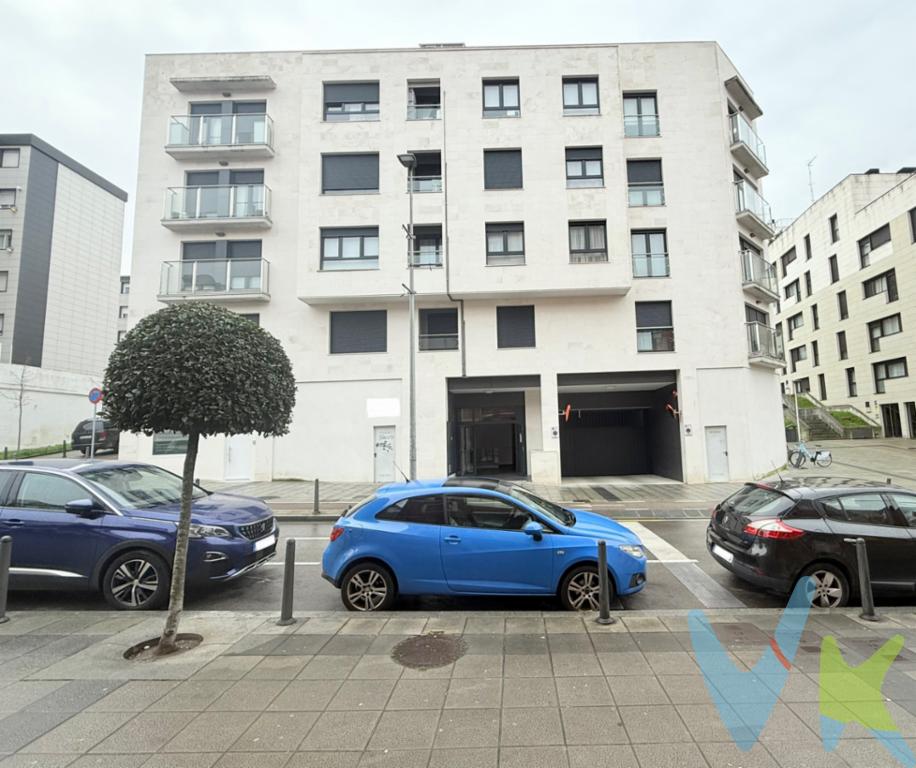 En el corazón de Santander, en la emblemática zona de Puertochico, se ofrece una oportunidad única para adquirir un garaje que destaca no solo por su ubicación privilegiada, sino también por sus características muy convenientes. Este espacio es una joya para aquellos que desean seguridad y comodidad a partes iguales para su vehículo.El garaje, en venta actualmente, cuenta con medidas que optimizan su funcionalidad: 10.48 metros cuadrados útiles y 11.6 metros construidos. Estas dimensiones permiten un uso eficiente del espacio para estacionar un automóvil de tamaño estándar con facilidad. Al encontrarse en una zona céntrica como Puertochico, poseer un garaje propio se traduce en un activo valioso, dadas las habituales dificultades de aparcamiento en este apreciado barrio.Destaca la facilidad de acceso al garaje. Las calles circundantes permiten una circulación fluida, asegurando que no se pierda tiempo valioso maniobrando en espacios estrechos. Además, su ubicación estratégica implica que las principales vías y servicios de la ciudad se encuentran a solo unos minutos. Residir o trabajar cerca de este garaje garantiza practicidad y ahorro de tiempo.La zona de Puertochico, conocida por su encanto y vitalidad, alberga una amplia gama de servicios. Desde restaurantes con deliciosa gastronomía local hasta boutiques y tiendas especializadas, todo está al alcance de la mano. Esta proximidad asegura que quienes inviertan en este espacio no solo obtienen un estacionamiento, sino también una mejora en su calidad de vida diaria.El garaje se encuentra en un edificio de reciente construcción, Esta plaza de garaje ofrece una tranquilidad constante para su vehículo; además de ser posible hacer una conexión en el caso de que su vehículo tenga una carga eléctrica. De esta forma, no solo se obtiene un lugar donde aparcar, sino también la confianza de que el automóvil estará resguardado en condiciones óptimas.Por otro lado, adquirir esta propiedad es una inversión estratégica. El mercado de aparcamientos en el centro de Santander tiende a ser competitivo y los precios pueden experimentar un incremento con el tiempo. Hacer la compra ahora asegura no solo resolver una necesidad actual, sino también aprovechar una oportunidad de inversión a largo plazo.La comunidad en Puertochico es conocida por su calidez y hospitalidad, facilitando una integración sencilla para los nuevos propietarios. Este garaje puede ser una puerta de entrada a un vecindario lleno de historia, cultura y oportunidades.Para aquellos interesados en esta propuesta única, recomendamos concertar una visita. Ver el garaje en persona permite apreciar de primera mano las dimensiones, el estado de conservación y la conveniente ubicación. Estos aspectos son esenciales para confirmar lo que una descripción puede solo sugerir.En resumen, si busca una solución a las dificultades de aparcamiento en Santander y desea invertir en una propiedad con futuro, este garaje en Puertochico es su opción ideal. Asegure su espacio en un rincón vibrante y accesible de la ciudad, donde las ventajas de poseer un aparcamiento propio se multiplican día a día. No deje pasar esta oportunidad única de adquirir un activo que combina funcionalidad, seguridad y una ubicación excepcional.Impuestos y gastos de notaría no incluidos  