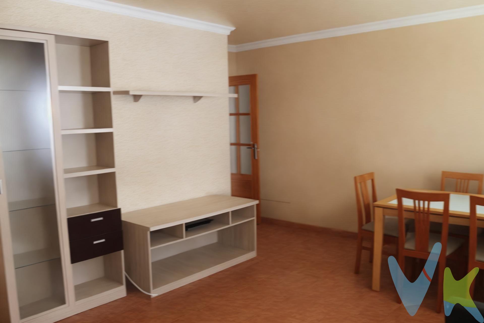 ¿Estás buscando un hogar donde puedas mudarte sin preocuparte por nada? Este encantador piso ubicado en el acogedor pueblo de Jinámar es justo lo que necesitas. . Con tres amplios y luminosos dormitorios, este inmueble ofrece suficiente espacio para toda la familia. Disfruta de una cocina independiente completamente amueblada que se integra perfectamente al amplio salón, ideal para disfrutar momentos inolvidables con tus seres queridos. El baño está equipado con plato de ducha y hay un baño  adicional para mayor comodidad. Además, no tendrás problemas para aparcar gracias a tu propia plaza de garaje situada en el sótano del edificio; tampoco te faltará espacio extra ya que incluye un cómodo trastero perfecto para almacenar todas tus pertenencias.  La ubicación es inmejorable: estarás cerca de todos los servicios esenciales como farmacias, supermercados o colegios e incluso contarás con acceso a paradas de guaguas muy próximas facilitando así tu movilidad diaria. Cumple tus sueños habitacionales hoy mismo; contáctanos para programar una visita!