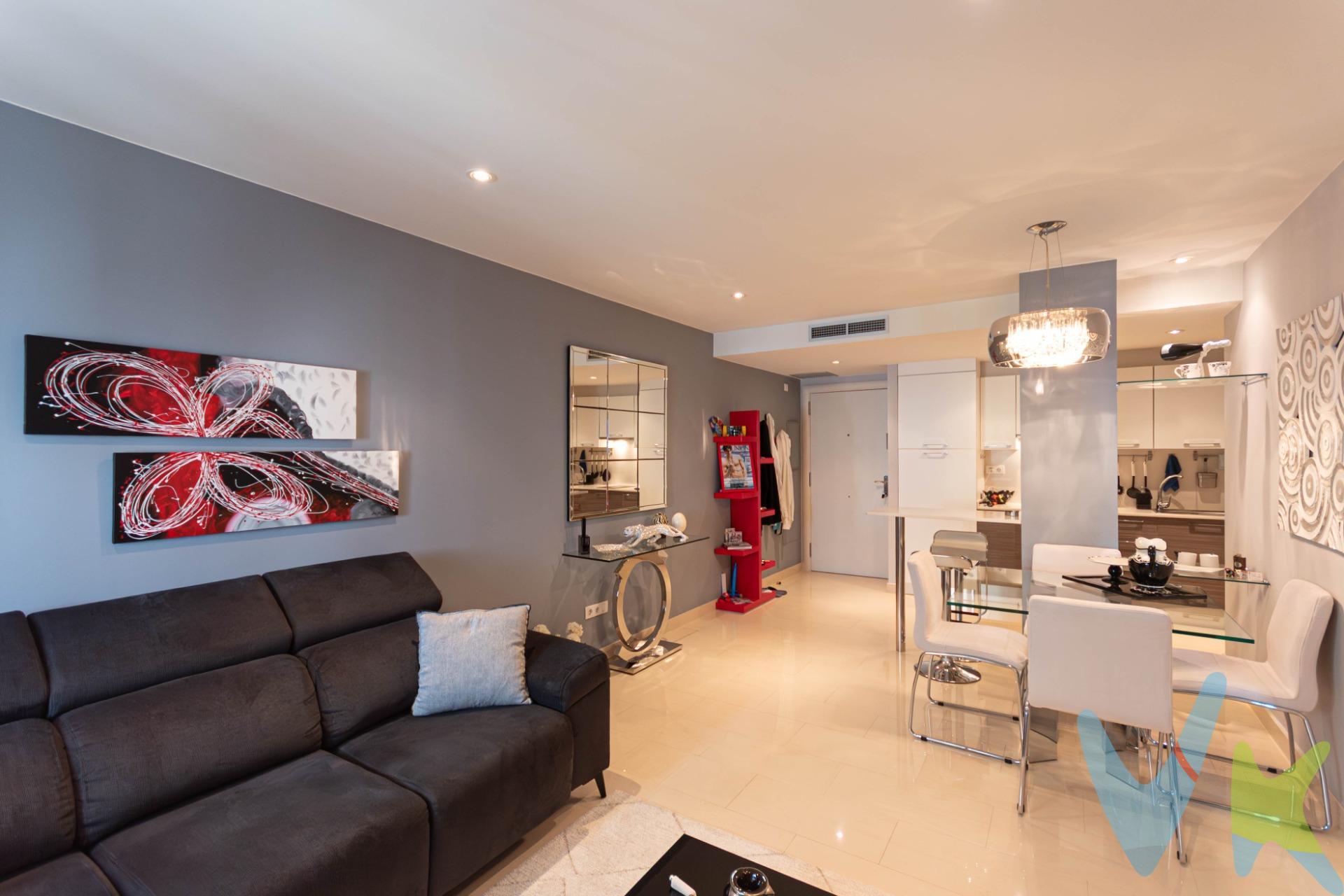Te presentamos este acogedor estudio, situado en pleno corazón de Sitges, para disfrutar del estilo de vida mediterráneo. Una oportunidad única tanto para quienes buscan un hogar durante todo el año como para aquellos que desean una segunda residencia donde desconectar. La vivienda sorprende desde el primer momento con un amplio y luminoso salón-comedor con cocina tipo office, un espacio abierto que transmite calidez y funcionalidad, ideal para compartir momentos inolvidables. La propiedad dispone además de una generosa habitación tipo suite con baño completo, pensada para el confort y la privacidad. Ubicado a tan solo 100 metros de la playa y a pocos minutos de la estación de tren, permite disfrutar de la cercanía al mar y de excelentes conexiones, sin renunciar a la tranquilidad. Todos los servicios, comercios y opciones de ocio se encuentran a escasos pasos, facilitando un estilo de vida cómodo y dinámico. La vivienda forma parte de una finca con ascensor, en excelente estado de conservación, cuenta con carpintería de acristalamiento climalit y doble ventana, garantizando un ambiente silencioso y acogedor, perfecto para el descanso. ¡Ven a conocerlo!. Cláusula de Transparencia y Desglose de Gastos (Ley 10/2025). Precio no incluye impuestos ni gastos:. Para vivienda de segunda mano en Cataluña: ITP del 10% al 13% según el importe (con posibles tipos reducidos del 5% al 7%), calculado sobre el mayor valor entre el precio de compraventa o el valor de referencia. Gastos de notaría según aranceles (Real Decreto 1426/1989). Gastos de registro según aranceles (Real Decreto 1427/1989). Gastos de gestoría según trámites a realizar. Ejemplo orientativo:. Para una vivienda de segunda mano de 340.000 € en Cataluña: ITP (10%): 34.000 €. Gastos de notaría: aprox. 700 € a 900 €. Gastos de registro: aprox. 300 € a 500 €. Gastos de gestoría: aprox. 300 € a 400 €. Total estimado de gastos: 35.300 € – 35.800 €. Importe final de la operación: 375.300 € – 375.800 €. Honorarios de agencia: incluidos en el precio y a cargo del vendedor. Cédula de habitabilidad: Estudio sin cédula. Certificado de Eficiencia Energética: BTBFY57V1 - Consumo de energía B 43 KWh/m2 - Emisisones B KgCO2/m" año 7. Superficie:. Metros construidos: 63 m² . Metros útiles: 52 m². API: 2400 - AICAT 1.050. . 