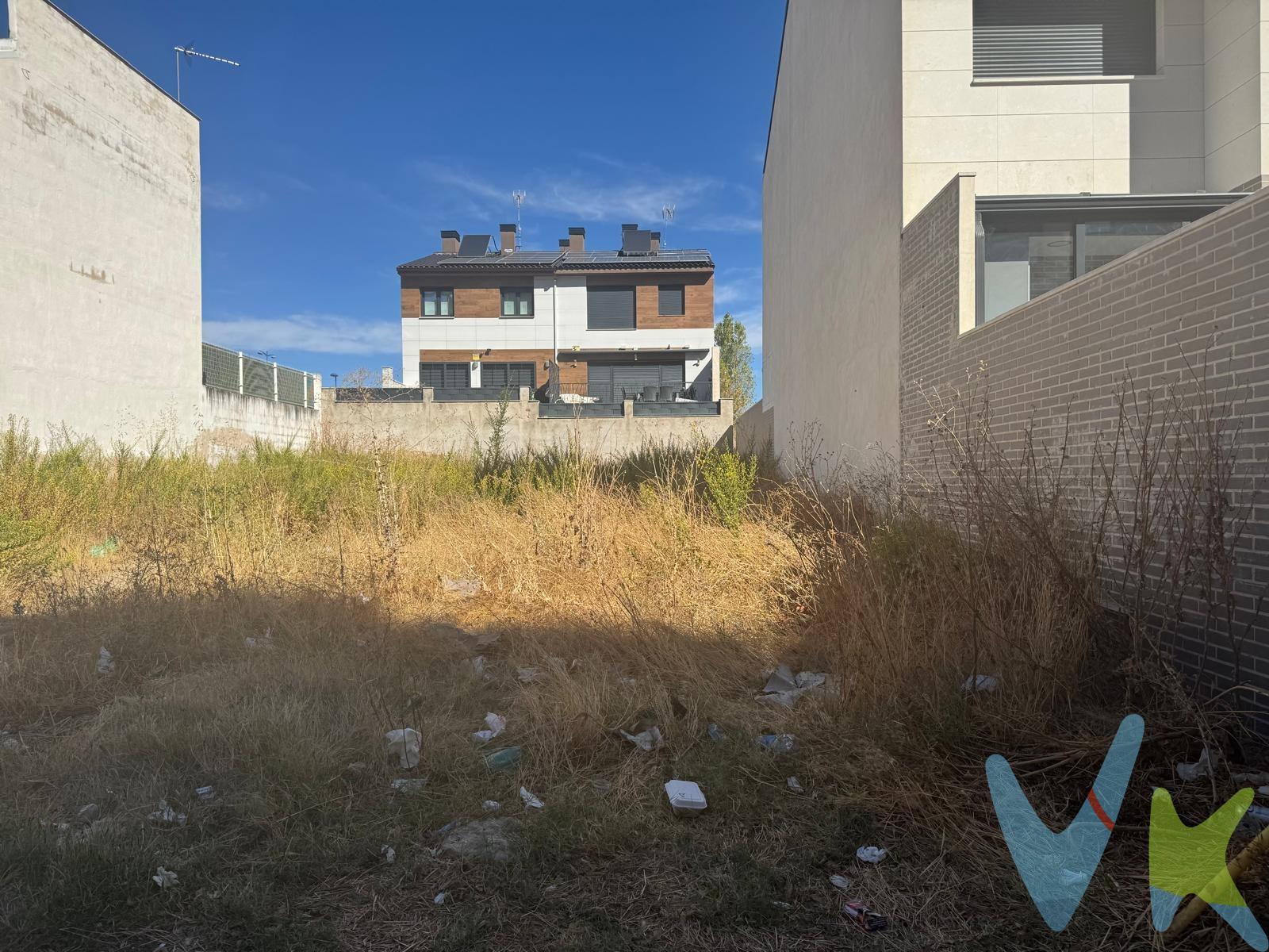 Parcela de aproximadamente 158 m² situada en Solagua, una de las zonas residenciales más valoradas de Leganés. Una oportunidad para quienes desean construir una vivienda propia en un entorno tranquilo y agradable, así como para inversores interesados en desarrollar un proyecto residencial con potencial de revalorización. El terreno tiene unas dimensiones aproximadas de 25 metros de fondo y 6,30 metros de ancho. Según la información facilitada por la propiedad, cuenta con una superficie edificable aproximada de 248 m², distribuida en varias alturas, sujeta a la normativa urbanística y a las licencias correspondientes. Su configuración permite estudiar una vivienda adaptada a las necesidades de sus futuros propietarios. Construir desde el inicio ofrece la posibilidad de definir la distribución, seleccionar los materiales y plantear soluciones de confort y eficiencia energética. Las posibilidades de cada planta y de los espacios exteriores deberán concretarse mediante el correspondiente proyecto técnico. Solagua ofrece un ambiente residencial especialmente atractivo para quienes valoran la tranquilidad y la calidad de vida. Su ubicación dentro de Leganés convierte esta parcela en una alternativa para establecer un hogar con vocación de permanencia, diseñado con criterios de funcionalidad, comodidad y cuidado por los detalles. Como inversión, el terreno permite analizar una operación de compra, construcción y posterior venta. La ubicación y una propuesta arquitectónica bien resuelta pueden contribuir al atractivo comercial de la futura vivienda, siempre acompañadas de una planificación rigurosa del presupuesto y de los plazos. Como referencia orientativa, la propiedad señala que una de las últimas ventas de un chalet en esta misma calle se situó en torno a los 900.000 euros. Este antecedente permite contextualizar el segmento residencial de la zona, aunque no constituye una tasación ni una garantía del precio que pueda alcanzar una nueva construcción. Según la información aportada por la propiedad, la oferta de viviendas similares en la calle es reducida. Esta circunstancia puede favorecer la comercialización de un proyecto de calidad, sin que puedan garantizarse una revalorización determinada ni un plazo de venta. El resultado dependerá del mercado, del precio y de las características finales de la vivienda. Para quienes necesiten financiación, ofrecemos la posibilidad de estudiar alternativas para financiar una parte de la adquisición del terreno y de la construcción. Los importes, plazos y condiciones estarán sujetos al estudio del solicitante, la viabilidad del proyecto, la tasación y la aprobación de la entidad financiadora. Una parcela con posibilidades tanto para uso particular como para inversión, en un entorno residencial donde desarrollar una vivienda con identidad propia. Contacte con nosotros para ampliar la información, conocer las condiciones de venta y concertar una visita. Información económica y gastos asociados:. En cumplimiento de lo dispuesto en el artículo 20 del Texto Refundido de la Ley General para la Defensa de los Consumidores y Usuarios, en su redacción vigente desde el 28 de diciembre de 2025, se informa expresamente de que el precio publicado no incluye los impuestos ni los gastos adicionales derivados de la compraventa, tales como el Impuesto de Transmisiones Patrimoniales o el IVA en su caso, Actos Jurídicos Documentados, aranceles notariales y registrales u otros gastos inherentes a la operación, los cuales se determinarán en función del precio final de cierre de la compraventa. El precio final ofertado respeta la normativa reguladora de precios que resulte aplicable.