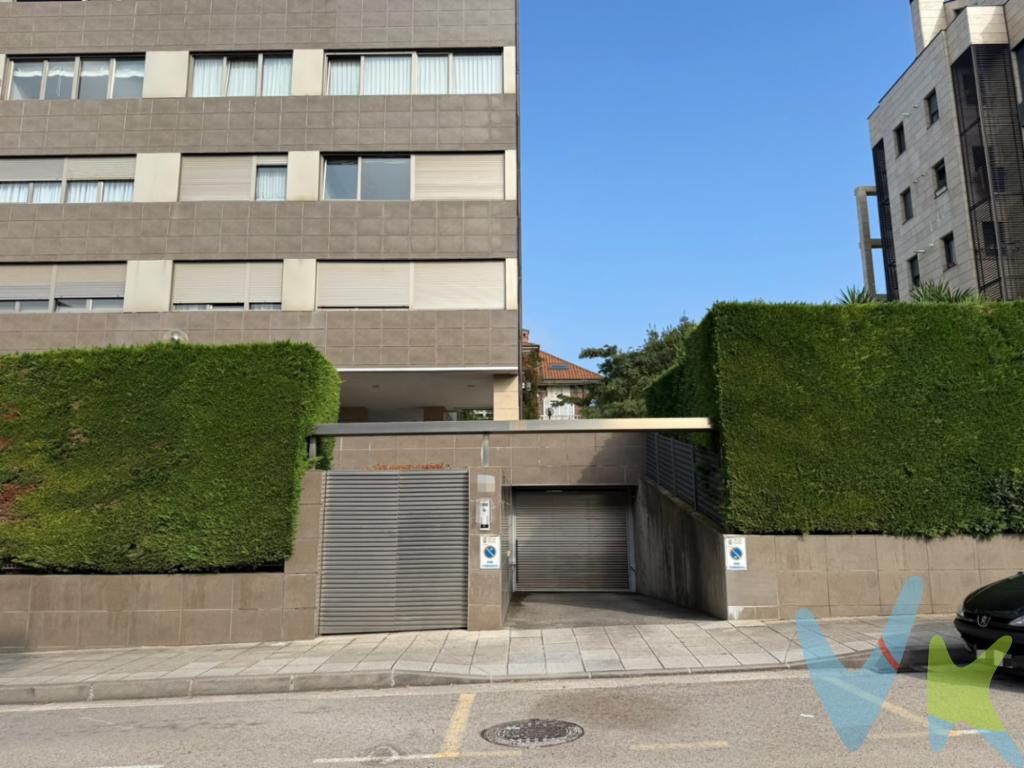 Plaza de garaje en Avenida Cantabria, SantanderSe vende plaza de aparcamiento en edificio situado en la Avenida Cantabria. Ideal para quienes buscan tener el coche siempre a cubierto, protegido de la lluvia, el sol y las heladas. Olvídate de dar vueltas para aparcar o de sufrir rayones, golpes y desperfectos por dejar el vehículo en la calle. Acceso sencillo y maniobra cómoda. Una solución práctica y segura para tu día a día en Santander. ¡Ven a verlo sin compromiso!Gastos e impuestos no incluidos en el precio. Compra sujeta a ITP. El comprador asumirá los gastos correspondientes a escritura e inscripción en el Registro de la Propiedad.Más información sobre transparencia, impuestos, gastos y condiciones de compraventa en nuestra web: www.activanorte.com