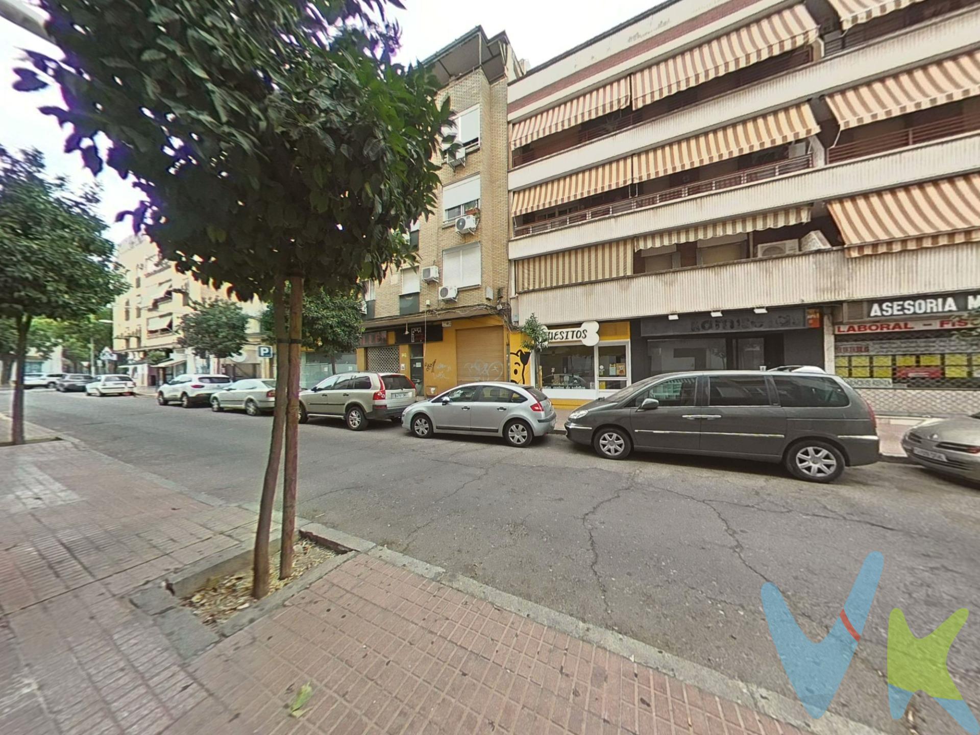 ¿Estáis buscando el lugar donde empezar vuestra vida juntos? Este piso puede ser el punto de partida perfecto. Se trata de una tercera planta exterior con 3 dormitorios, 1 baño y una terraza donde disfrutar de las tardes de sol. Está para reformar por completo, así que tendréis la oportunidad de diseñarlo a vuestro gusto, desde cero, y convertirlo en un hogar que sea totalmente vuestro, con vuestro estilo y vuestras ideas. Además, la ubicación es un auténtico acierto para empezar esta nueva etapa:. 🛍️ Zona comercial, con todo lo que necesitáis a un paso. 🚌 Muy bien comunicada. 🏫 Cerca de colegios, pensando también en el futuro. 📚 Cerca de la biblioteca. 🏥 Cerca del centro médico. 🚉 Cerca del transporte público. Un piso con mucho potencial, en una zona tranquila y bien equipada, ideal para dar el primer paso hacia vuestro propio hogar. 📞 Escribidnos y os ayudamos a dar el siguiente paso. Cláusula de Transparencia y Desglose de Gastos (Ley 10/2025).  PRECIO DE VENTA + GASTOS.  En cumplimiento de las obligaciones de información previstas en la Ley 10/2025, de 28 de diciembre, de servicios de atención a la clientela y transparencia, así como en la normativa sectorial vigente, se hace constar que el precio indicado no incluye los gastos e impuestos inherentes a la adquisición, los cuales se desglosan a continuación:.  * Honorarios Agencia del comprador: 2,5 % del precio final de venta más el 21% de IVA (con un mínimo de 3.600 € más el 21% de IVA).  * Impuesto sobre Transmisiones Patrimoniales (ITP): Se aplicará el tipo impositivo vigente en la Comunidad Autónoma de Andalucía (generalmente el 7%, sin perjuicio de tipos reducidos del 3,5%, 1,2% o 1% aplicables según las circunstancias personales del comprador o las características del inmueble). El impuesto se devenga sobre el Valor de Referencia de Catastro o el precio de venta, aquel que resulte superior.  * Gastos de Notaría: Los honorarios notariales se calcularán conforme al arancel oficial regulado en el Anexo I, del Real Decreto 1426/1989, de 17 de noviembre, por el que se aprueba el arancel Notarial.  * Gastos de Registro: La inscripción en el Registro de la Propiedad se facturará según el arancel oficial establecido en el ANEXO I, del Real Decreto 1427/1989, de 17 de noviembre, por el que se aprueba el arancel Notarial.  * Gastos de Gestión (Gestoría): Los honorarios por la tramitación administrativa, liquidación de impuestos e inscripción registral ascienden a [600 aprox.] € (IVA incluido). * Para cumplir con la normativa vigente tenemos a disposición del cliente la Ficha de segundas y ulteriores transmisiones de inmuebles. El precio anunciado no tiene caducidad, pero puede sufrir alteraciones sin previo aviso.  Para una información exhaustiva sobre el funcionamiento, tipos impositivos y bonificaciones del ITP en Andalucía, puede visitar la página: https://www.juntadeandalucia.es/organismos/economiahaciendayfondoseuropeos/areas/tributos-juego/tributos/paginas/impuestos-cedidos-transmisiones.html. 