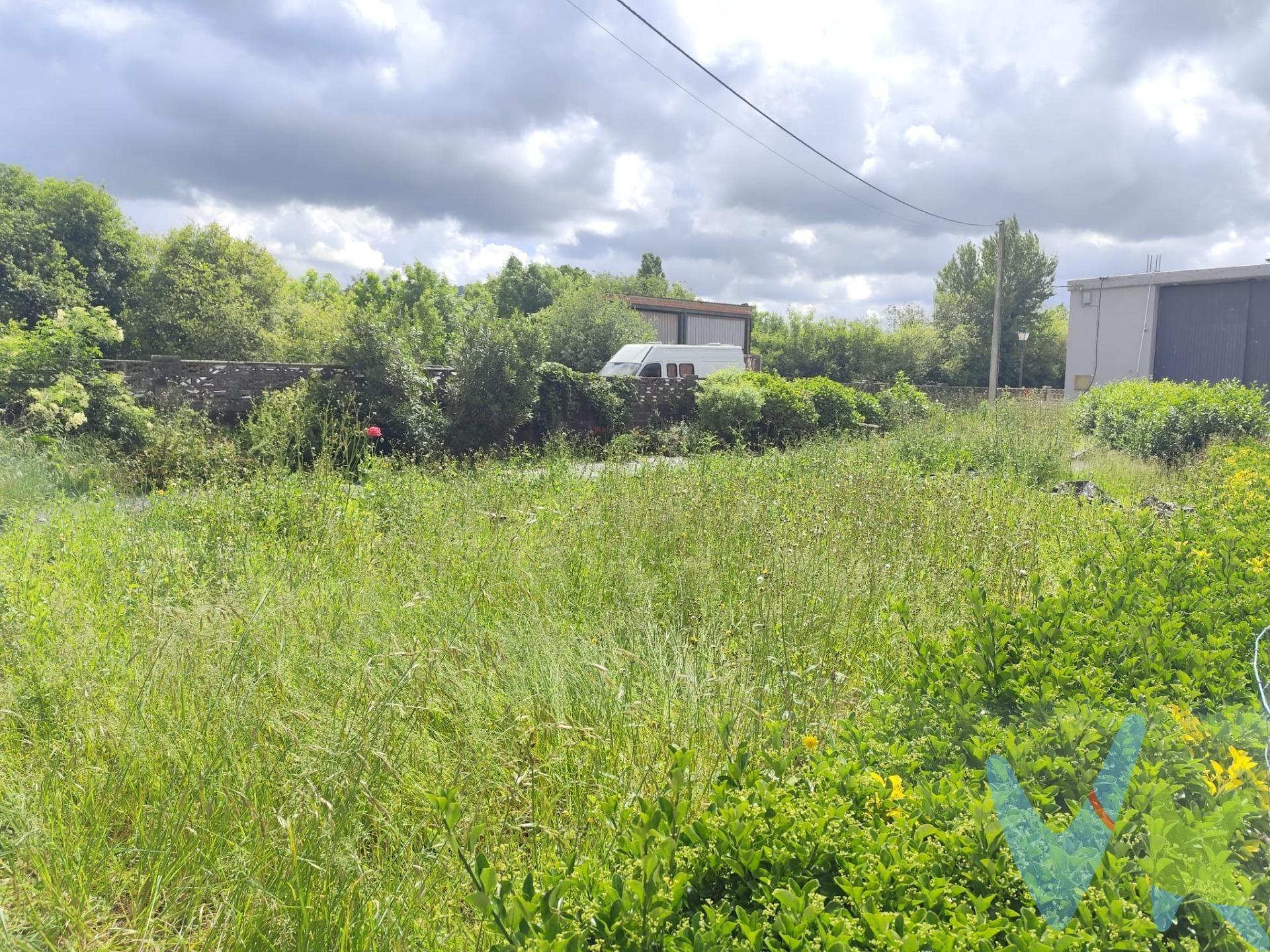 Se presenta una excepcional oportunidad de adquirir una parcela urbana situada en el corazón de Saron. Este terreno, completamente llano y soleado, ofrece un espacio ideal para la construcción de una vivienda unifamiliar con jardín privado. La propiedad cuenta con todos los servicios esenciales a pie de finca, lo que garantiza comodidad y facilidad en el día a día. A pocos pasos encontrará supermercados, parques recreativos y centros sanitarios, permitiéndole disfrutar del equilibrio perfecto entre tranquilidad residencial y acceso inmediato a las necesidades cotidianas. Invertir en este terreno le permitirá diseñar su hogar soñado sin renunciar al confort ni a la calidad de vida que proporciona vivir cerca del centro urbano. Tiene una ocupacion maxima sobre el terreno del 35 %, por lo que podrás hacerte una vivienda en una sola planta de unos 200 m². Los impuestos, gastos de notaría y registro no están incluidos en el precio.