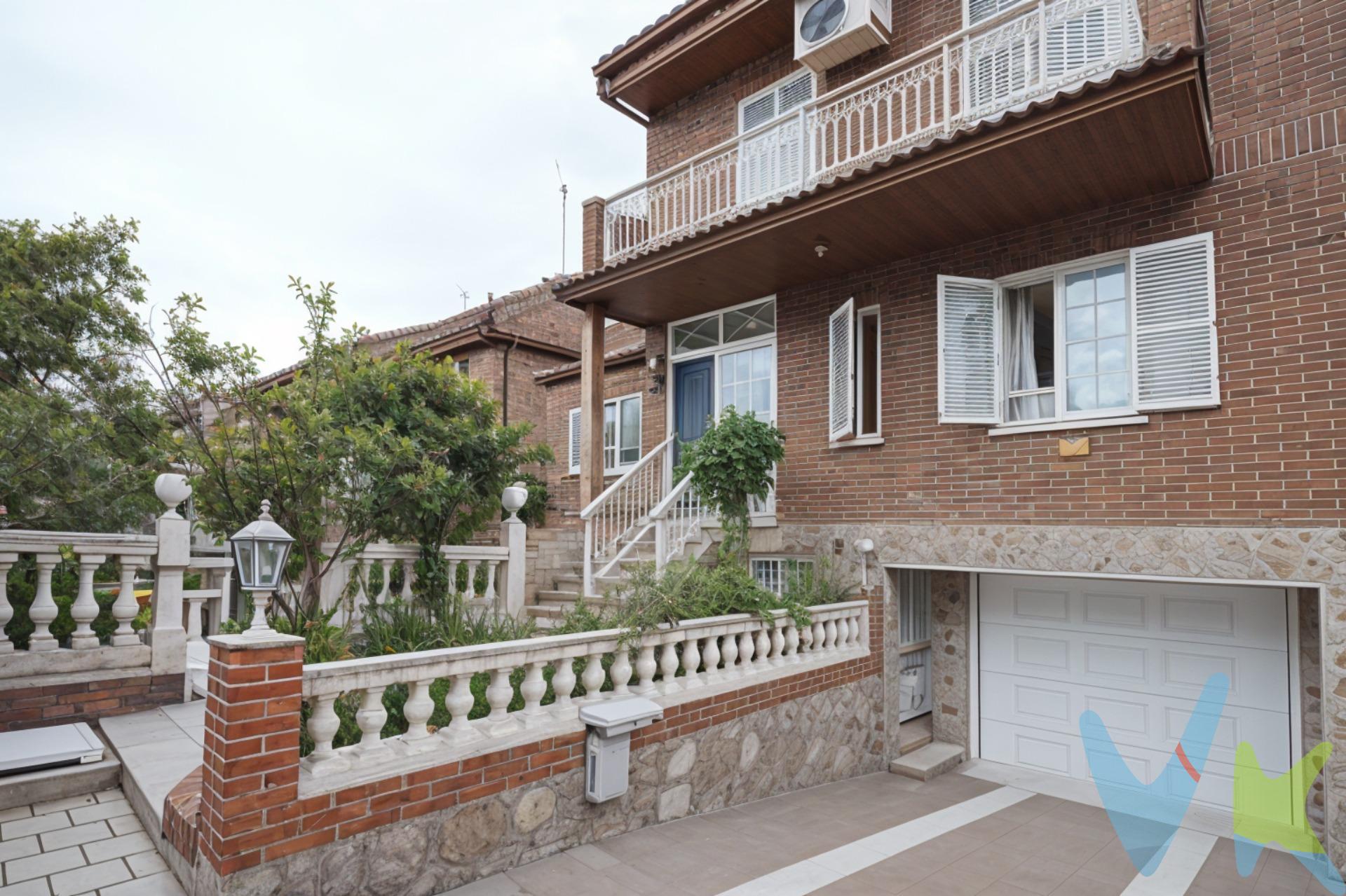 ¡Te presentamos el mejor chalet pareado de esquina de Las Villas de Fuenlabrada, parcela única de 313.35 m2, no vas a encontrar ninguna mayor en toda la zona! . 275 m² construidos en 4 plantas, patio de 243 m², 4 habitaciones dobles, 3 baños y 1 aseo. Orientación Este-Oeste 🌞, piscina cubierta, todo exterior y con vistas. ¡Listo para entrar a vivir!. 🏡 Ubicado en la tranquila y cuidada zona de Las Villas de Fuenlabrada, los Molinos, esta propiedad es perfecta para disfrutar en familia. Con 275 m² construidos 🍀distribuido en 4 plantas y un impresionante patio de 243 m², tendrás espacio para reuniones, juegos y momentos al aire libre. . Dispone de cuatro amplias habitaciones dobles 🛌, tres baños completos y un aseo 🚽. Su orientación Este-Oeste garantiza luz natural durante todo el día ☀️🌙 Disfruta de tu piscina cubierta, ideal tanto en los días soleados como en las noches estrelladas ⭐✨. Además, dispone de puerta blindada para mayor seguridad 🔒 y vistas fantásticas desde cualquier rincón 👀. Todo exterior y rodeado de chalets bien cuidados, ¡es el lugar perfecto para crear recuerdos inolvidables! ❤️. Ven a visitarlo, te encantará. Información adicional:. * ⁠Metros construidos: según registro tiene una parcela de 313,35 m y una vivienda que ocupa una superficie construida de 157,81 m. * Metros catastrales: 179 m ( Vivienda 60 m, Aparcamiento 58  y Vivienda 61 m). * Metros útiles: 221 m aproximadamente. . Conforme a lo establecido en la Ley 10/2025 de Publicidad Inmobiliaria, se informa que:. - El precio de venta publicado: no incluye el mobiliario ni la decoración, ni los impuestos, ni los honorarios derivados del servicio de compra. -El comprador asumirá, además del precio de compraventa, un coste adicional del 3 % del precio de venta del inmueble en concepto de servicio de gestión, asesoramiento y acompañamiento en todo el proceso de compra. - Impuesto de Transmisiones Patrimoniales (ITP):6 % del precio de compra. - Gastos de notaría: entre un 0,2 % y un 0,5 % del del precio de compra. - Gastos de inscripción en el Registro de la Propiedad: estimados entre un 0,1 % y un 0,25 % del precio de compra. 