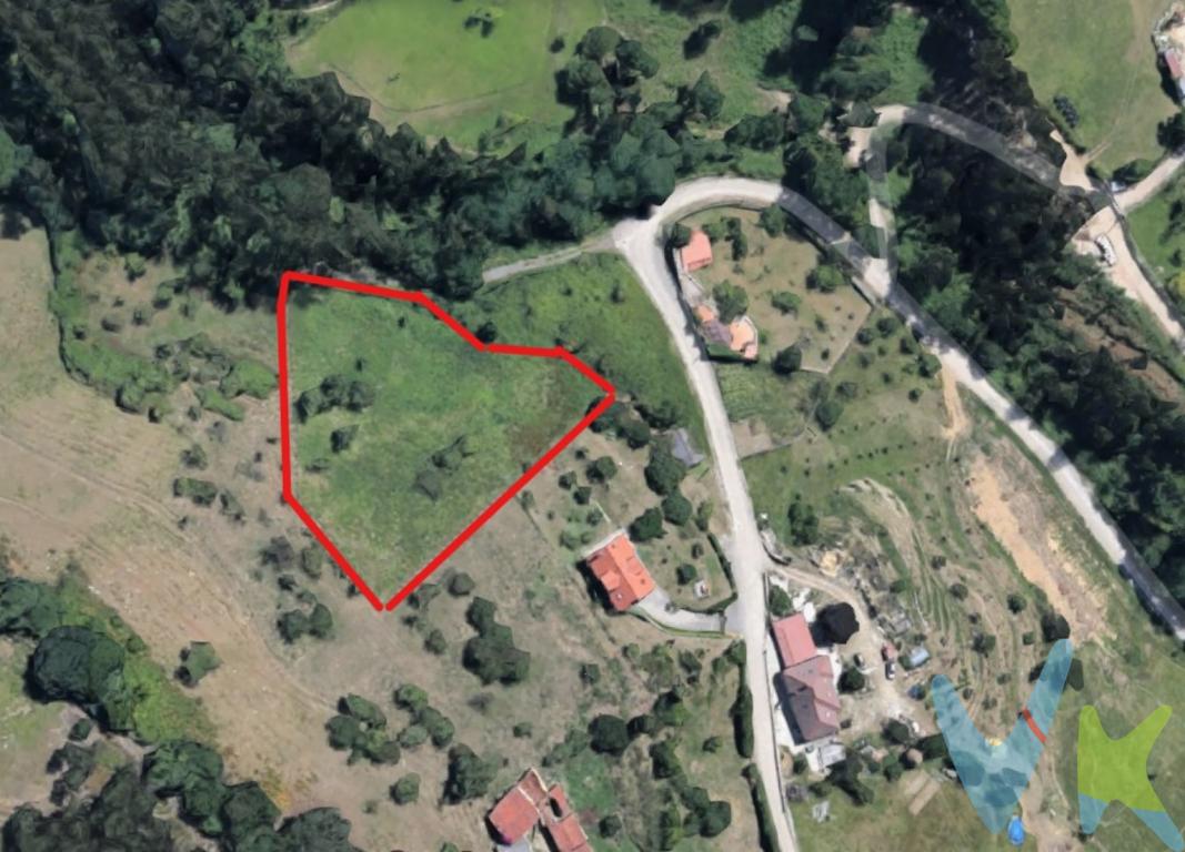 Preciosa finca NO EDIFICABLE de 3000 m2 en una de las mejores zonas de Santurio.La parcela está totalmente cerrada en su perímetro y dispone de agua municipal y saneamiento.Se encuentra ubicada a media ladera y con orientación sur, dispone de unas preciosas vistas del valle de Vega.Dispone de parada de autobus a 200mts y tiene dos casetas para el ganado en la parte inferior de la propiedad, así como varios  árboles frutales y autoztonosEn el precio no están incluidos gastos de gestión, notaria y registro 