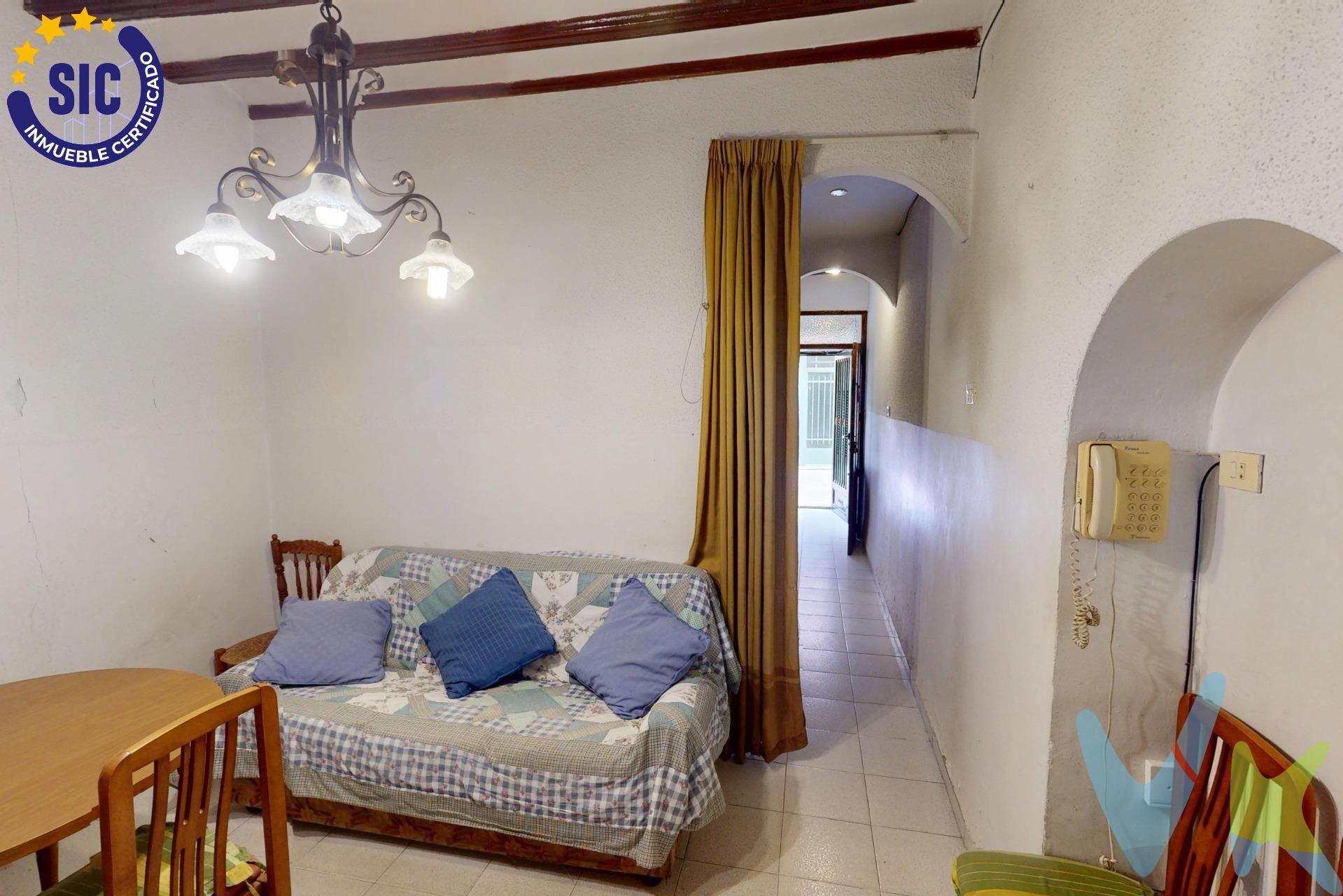 ¡Oportunidad en pleno centro de Castellón. Esta encantadora casa de dos plantas, ideal para reformar a tu gusto, te ofrece la posibilidad de crear el hogar que siempre has soñado, en una ubicación privilegiada. En la planta baja encontrarás un acogedor vestíbulo, un comedor independiente, cocina y un aseo. Subiendo a la primera planta, dispone de dos amplias habitaciones dobles, una de ellas con balcón a la calle, y un baño completo. Y como broche final, disfruta de una terraza privada donde relajarte o compartir momentos al aire libre. Características principales:. Casa de dos plantas. 2 habitaciones dobles. 1 baños completo Y 1 aseo. Terraza soleada. Excelente ubicación céntrica. Metros útiles aproximados. 80 m2. Esta propiedad se ofrece en exclusiva, lo que garantiza un trato personalizado y toda la información necesaria. ¡No pierdas la oportunidad de visitarla y convertirla en tu nuevo hogar!. Este inmueble es en exclusiva, con lo que le facilitamos cualquier información sobre la vivienda. Por este motivo, solicitamos no molesten al propietario, ocupantes de la propiedad, vecinos o conserje de la comunidad. En todos los casos los precios expuestos son más impuestos y gastos derivados de la transmisión del inmueble. 