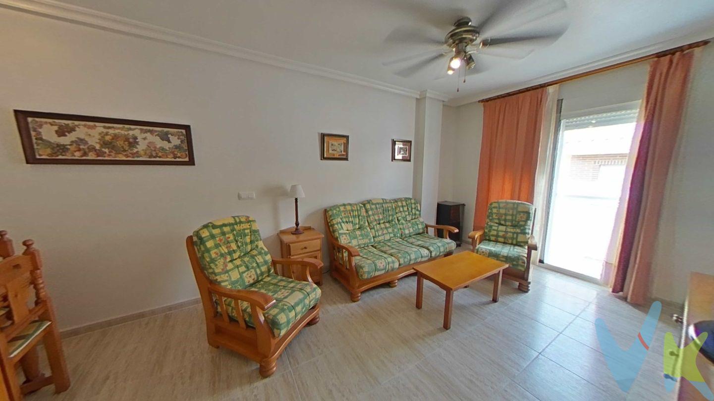 Venta de piso en Águilas, Murcia
Llámanos y prepararemos una visita para que compruebes que es la casa que estabas buscando.
Te presentamos este magnificentemente conservado piso localizado en el encantador Águilas, Murcia. Enmarcado en un edificio con estructura de hormigón, este piso se sitúa en la segunda planta del edificio, que cuenta con cómodos 2 pisos por planta.
Espacios amplios y llenos de luz
Este piso cuenta con un salón amplio embellecido por un mirador que baña la estancia en luz natural. Seguido, nos encontramos con la cocina amueblada, que promete ser un lugar ideal para hacer de la cocina una delicia. Orientación sur, con vistas a la calle de entrada del portal, c Jovellanos.
Habitaciones y baños
El piso dispone de 3 habitaciones, orientadas a un patio vecinal, sin ruidos. Todas las habitaciones están sin armarios empotrados, ofreciendo el espacio perfecto para personalizar a tu gusto. Además, la habitación principal cuenta con baño y una bañera. El baño del pasillo tiene un cómodo plato de ducha. 
Confort y practicidad
Por si fuera poco, el piso dispone de ascensor, lavadero, y mirador. En cuanto a comodidades, la temperatura no será un problema gracias a la calefacción y aire acondicionado por bomba de calor. Sin olvidarnos de la independencia que ofrece el agua caliente individual a gas butano.
Detalles del Piso

 Construcción del año 2001.           
Área construida: 146 metros cuadrados
Orientación: Sur
Comunidad 55€ mes
IBI 250€ año
Garaje y trastero incluido en el precio.
Ascensor

Conclusión
En resumen, esta es una propiedad en excelente estado de conservación y con una ubicación privilegiada. Si estás buscando un hogar en Águilas, Murcia, este piso puede ser el lugar que estás buscando.
 
información válida salvo error tipográfico
Honorarios de intermediación inmobiliaria incluidos en el precio.