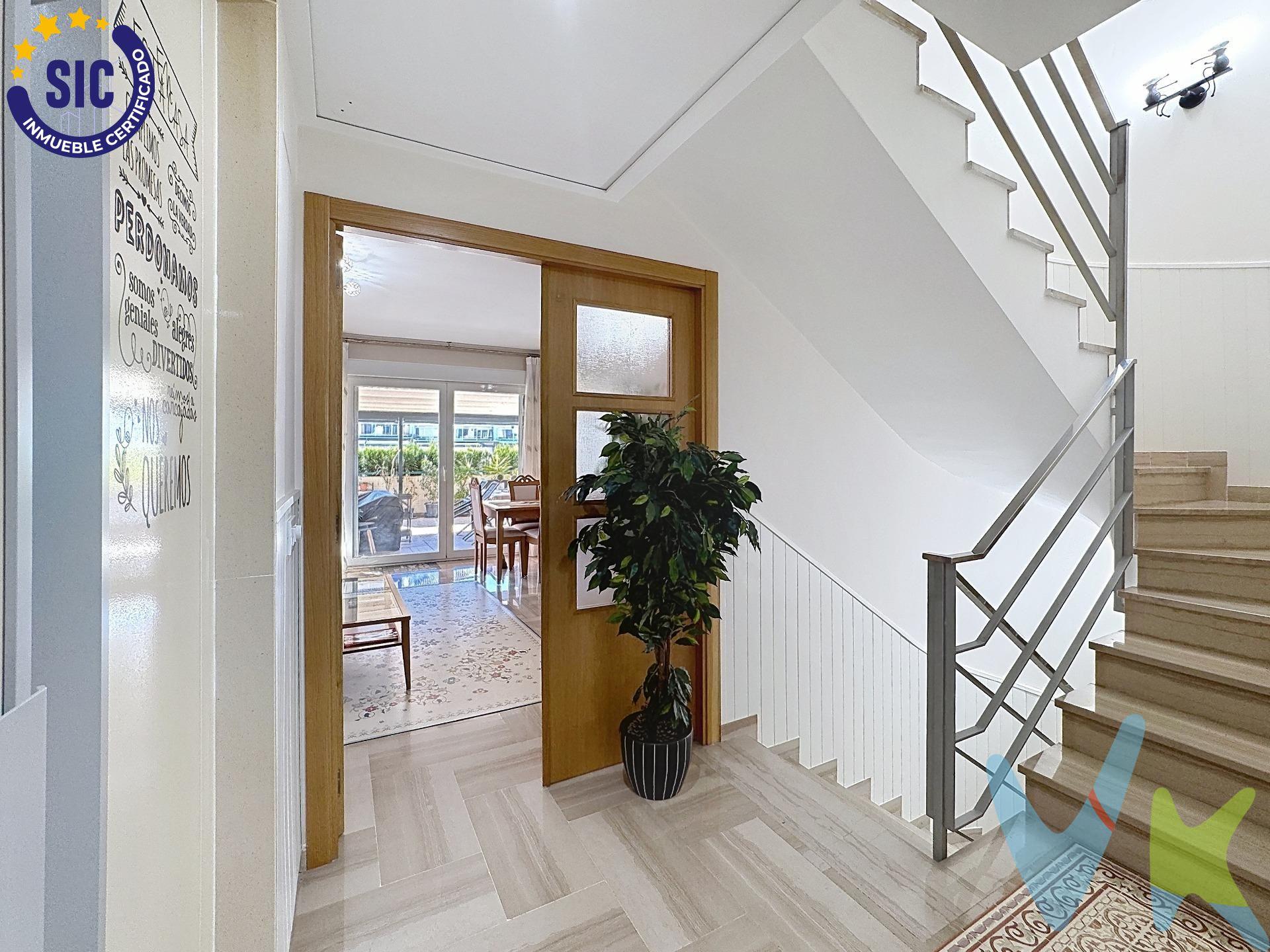 Magnífica vivienda con unos 334 metros construidos, que combina diseño moderno, amplitud y funcionalidad en una de las zonas residenciales más demandadas de Gandía. Destaca por su excelente orientación, grandes ventanales y abundante luz natural. Ubicada en un entorno tranquilo, con amplias avenidas y todos los servicios a pocos minutos (supermercados, colegios, zonas deportivas y fácil acceso al centro y la playa). Distribución:. Planta baja: Garaje amplio con capacidad para 2 vehículos, zona de almacenamiento y sala polivalente de unos 35 m² ideal como gimnasio, despacho o sala de ocio. Planta principal: Terraza de entrada, cocina independiente totalmente equipada, aseo y espacioso salón-comedor con salida a terraza privada de 40 m² con pérgola bioclimática automatizada, iluminación LED y acceso directo a piscina y jardines comunitarios. Segunda planta: 3 dormitorios dobles y 2 baños completos, uno de ellos en suite. Baños modernos con duchas a ras de suelo y acabados de alta calidad. Planta superior: Buhardilla con múltiples posibilidades (suite, despacho, zona de relax) y acceso a solárium privado de 30 m². Calidades y equipamiento:. Ascensor privado en todas las plantas. Instalación de paneles solares (alta eficiencia energética). Sistema domótico (persianas y toldos motorizados). Aire acondicionado por conductos con control independiente por zonas (Airzone). Suelos de mármol y carpintería exterior con doble acristalamiento. Sistema de filtrado de agua en toda la vivienda. Una propiedad lista para entrar a vivir, ideal para quienes buscan confort, tecnología y calidad de vida en una ubicación privilegiada. VENTA:. PVP 495.000€. Gastos e impuestos no incluidos en el precio. La compra conlleva impuestos y gastos de formalización para el comprador. A título orientativo se informa que en segundas transmisiones el ITP con carácter general en Valencia es del 9%, pudiendo existir otros tipos impositivos atendiendo a las circunstancias personales del comprador u otras circunstancias previstas legalmente. Base imponible del impuesto el mayor valor entre el precio de compraventa, la tasación o el valor de referencia catastral. En cuanto a los gastos de notaría y registro, en su caso, suelen oscilar aprox. entre 1,5% y 2,5% (aranceles variables según precio, n.º de copias y complejidad). El comprador elige notario. Si el comprador precisase de hipoteca: tasación, condiciones y costes bancarios serán según entidad elegida por el comprador, así como los gastos de gestoría, y cualesquiera otros gastos inherentes a la formalización de la compraventa que legalmente correspondan a la parte compradora, salvo pacto expreso en contrario con el vendedor. El consumidor tiene, conforme a la normativa vigente, a su disposición información y documentación adicional relativa al inmueble y condiciones de la compraventa, que podrá ser consultada en C/Joaquín Costa 4, bajo 46005 Valencia o urbe2@remax.es. Honorarios de mediación inmobiliaria a cargo del COMPRADOR: (3% del precio final de venta más IVA (21%), salvo otro pacto.); y de VENDEDOR (según acuerdo con el mismo). Se informa al consumidor que la agencia actúa como intermediaria inmobiliaria en la operación, estando cualquier eventual compraventa y sus condiciones sujeta a la aceptación expresa del propietario-vendedor y a la posterior formalización del correspondiente contrato.