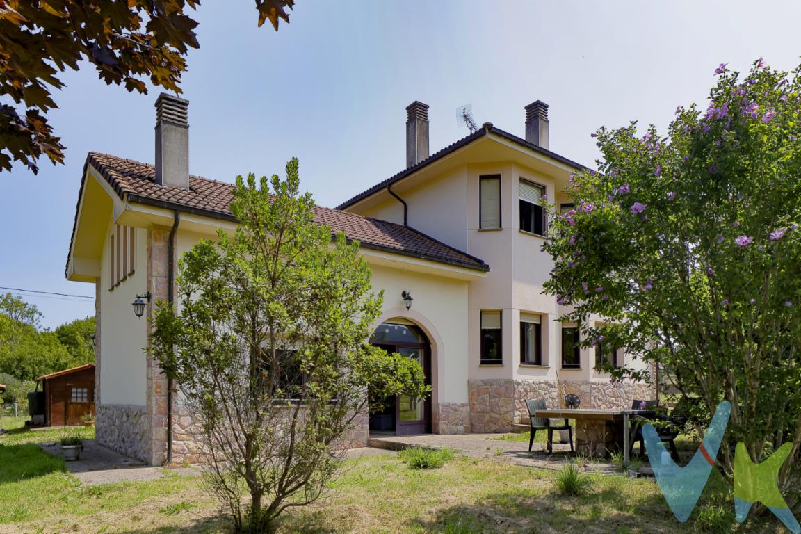 Si buscas espacio, comodidad y la opción de tener dos ambientes independientes en un mismo inmueble, esta propiedad en Sienra es una excelente oportunidad.Con 291 m² construidos (246 m² útiles) sobre finca cerrada, la casa destaca por una distribución muy funcional: está dispuesta como dos viviendas independientes, conectadas entre sí mediante ascensor interno con llave de acceso y una escalera exterior.Características principales:Comodidad: Aseo adicional y ascensor con acceso restringido por llave que facilita la movilidad entre plantas.Dormitorios: 5 habitaciones amplias y muy luminosas.Distribución e independencia: Ideal para dos familias, zonas de invitados o combinar vivienda y espacio de trabajo con total privacidad.Exterior: Parcela privada completamente cerrada, perfecta para disfrutar del aire libre con seguridad.Garaje y almacenaje: Garaje privado con acceso directo a la casa y trastero de gran capacidad.Año de construcción: 2003, con una estructura sólida y muy bien cuidada.Ubicación: Situada en Sienra, en una zona tranquila y rodeada de naturaleza, pero con acceso rápido a las vías principales y a los servicios del día a día.Una propiedad práctica, versátil y lista para adaptarse a lo que necesitas.Llámanos para consultar cualquier duda o concertar una visita.Gastos e impuestos no incluidos en el precio. En segundas transmisiones, el comprador abona el ITP (porcentajes en Asturias: https://sede.tributasenasturias.es/sites/sede/default/es_ES/Que-quieres-hacer/Transmisiones-Patrimoniales-y-AJD), calculado sobre el mayor valor entre precio, tasación o valor de referencia catastral. Notaría y registro según aranceles variables; el comprador elige notario. El vendedor asume la plusvalía municipal; el resto de gastos (incluida hipoteca: tasación, costes bancarios, gestoría y formalización) son del comprador.Honorarios: intermediación a cargo del vendedor; mediación a cargo del comprador del 2% + IVA, mínimo 2.000  + IVA.El consumidor puede solicitar información y documentación adicional en la sede física o por correo electrónico de la Agencia (contacto en la web). La agencia actúa solo como intermediaria; toda compraventa queda sujeta a la aceptación expresa del vendedor y a la formalización del contrato. Anuncio meramente informativo: los datos corresponden a la fecha de publicación y pueden variar por actualizaciones legales, contractuales o fiscales.