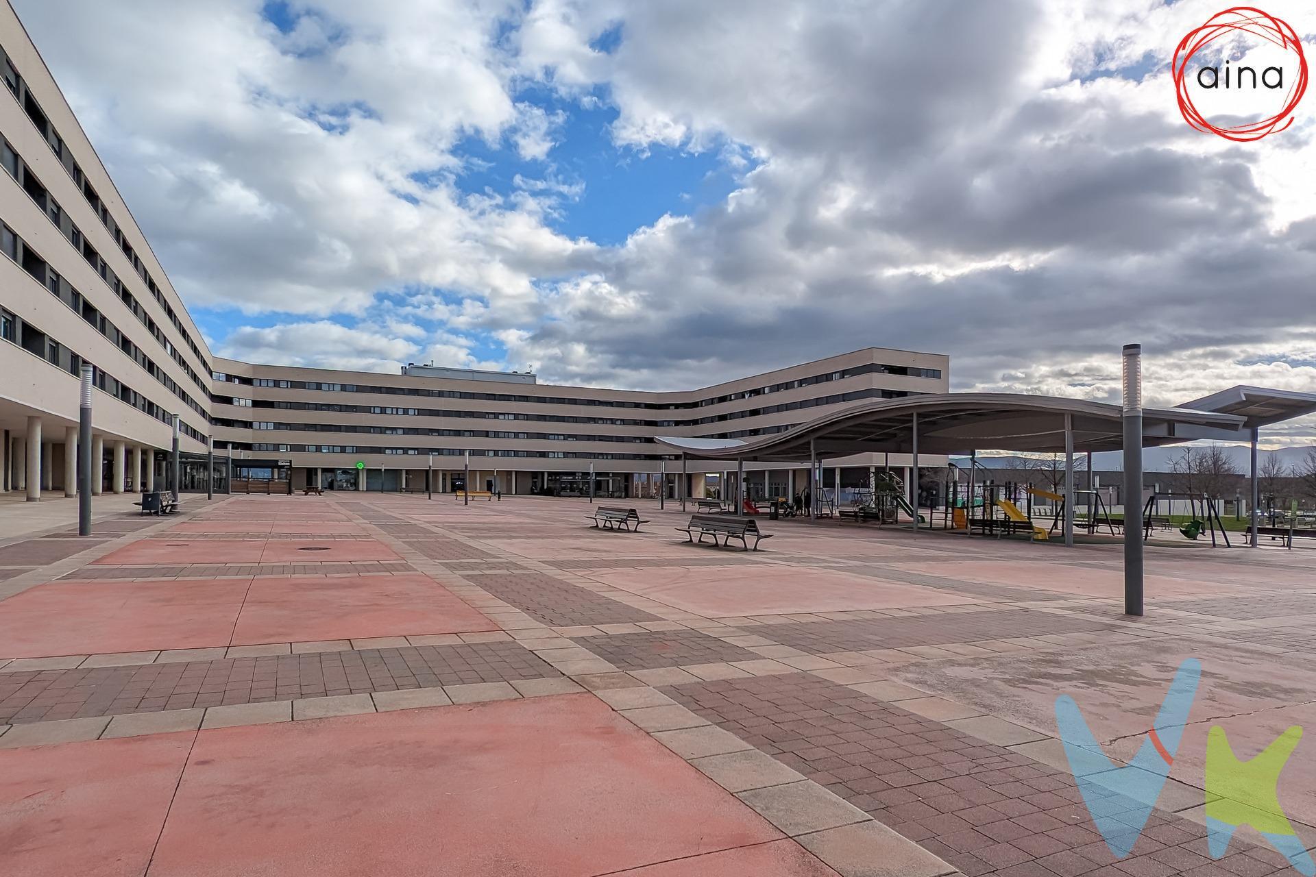 ¿Estás buscando un local como punto de reunión o para montar tu negocio en una zona en constante crecimiento como es Ardoi?. Se vende local de 53 m2 construidos y 50 m2 útiles montado actualmente como txoko en la plaza de la mujer (Ardoi) con cocina completamente montada y equipada, amplia zona comedor, un baño con plato de ducha y dispone de aire acondicionado y una estufa eléctrica. Además cuenta con un sobre techo de otros +- 50 m2 útiles acondicionado actualmente como dormitorio, pero al que se podría dar cualquier otra utilidad, como: despacho profesional, zona de trabajo, zona de estar, almacén, trastero, etc. Calefacción mediante con bomba frío y calor y estufa eléctrica, el agua caliente sanitaria mediante termo eléctrico. Ideal para montar un nuevo negocio o como local de reunión para grupos de amigos donde disfrutar de comidas, cenas.. No dejes que se te adelanten y aprovecha esta oportunidad para comenzar una nueva etapa en tu vida con el negocio que siempre has soñado. Llámanos para concertar una visita y te lo enseñaremos encantados. (Datos meramente informativos sin valor contractual. El PVP indicado no incluye impuestos ni gastos de transmisión)