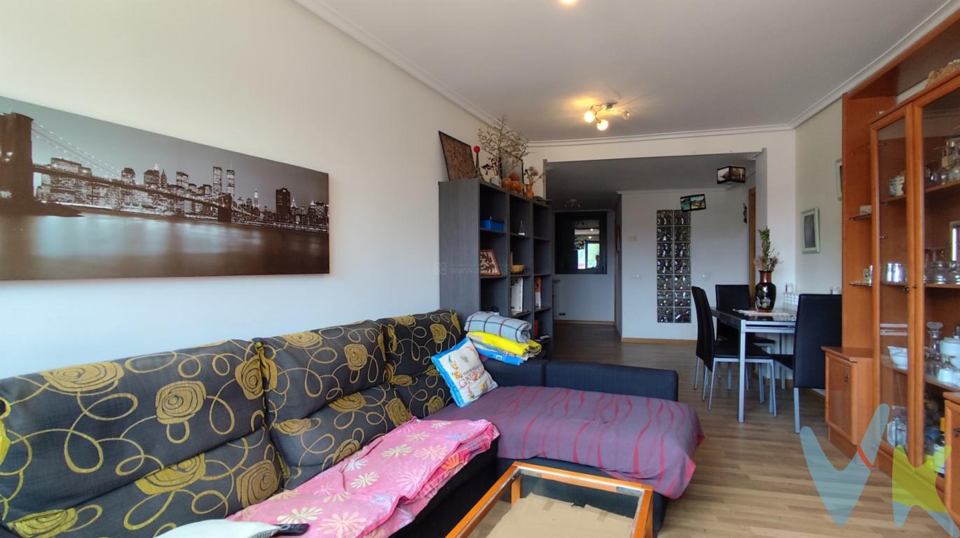 INMOBILIARIA SOLOZÁBAL presenta una vivienda dúplex con terraza de 7 m² junto al HOSPITAL SAN PEDRO de Logroño. Este dúplex de 107.58 m² ofrece no solo la comodidad de un hogar moderno, confortable y acogedor.  Dispone de una plaza de garaje con una maniobra muy cómoda.Con tres habitaciones generosas, esta propiedad es perfecta para familias o aquellos que simplemente buscan espacios amplios y funcionales.El piso cuenta con todos los electrodomésticos necesarios para hacer de la mudanza una experiencia sencilla y rápida. La cocina, moderna y equipada, le permitirá disfrutar de momentos culinarios excepcionales. El salón, amplio y luminoso, ofrece un espacio perfecto para la relajación y el entretenimiento.Una de las características más destacadas de esta vivienda es su estructura tipo dúplex, que permite separar las áreas comunes de las privadas, brindando así mayor privacidad y confort a sus habitantes. Dispone de un baño completo y servicios adicionales para maximizar su comodidad.La presencia de un ascensor en el edificio es una gran ventaja, asegurando la accesibilidad para todos los residentes. Además, la proximidad a paradas de autobús facilita el acceso al transporte público, conectando el hogar con el resto de la ciudad y sus alrededores.Si busca un lugar que combine estilo, comodidad y practicidad, este inmueble es su elección perfecta. Las amplias ventanas permiten la entrada de luz natural, creando una atmósfera luminosa y positiva durante todo el día. Los materiales de alta calidad utilizados en la construcción son evidentes en cada detalle, desde los suelos hasta los acabados de las paredes.Considerando su excelente estado de conservación y sus múltiples ventajas frente a otras ofertas del mercado, este piso representa una oportunidad única que no querrá dejar pasar. Los interesados en una visita in situ podrán apreciar personalmente el espacio y las comodidades que no siempre se perciben en fotos.Una oferta inigualable que combina ubicación, comodidad y modernidad. Se encuentra listo para recibir a nuevos propietarios deseosos de disfrutar de un espacio de vida de alta calidad. Para obtener más detalles o concertar una visita, no dude en ponerse en contacto. Esta es su oportunidad de descubrir el hogar que siempre anheló. 
