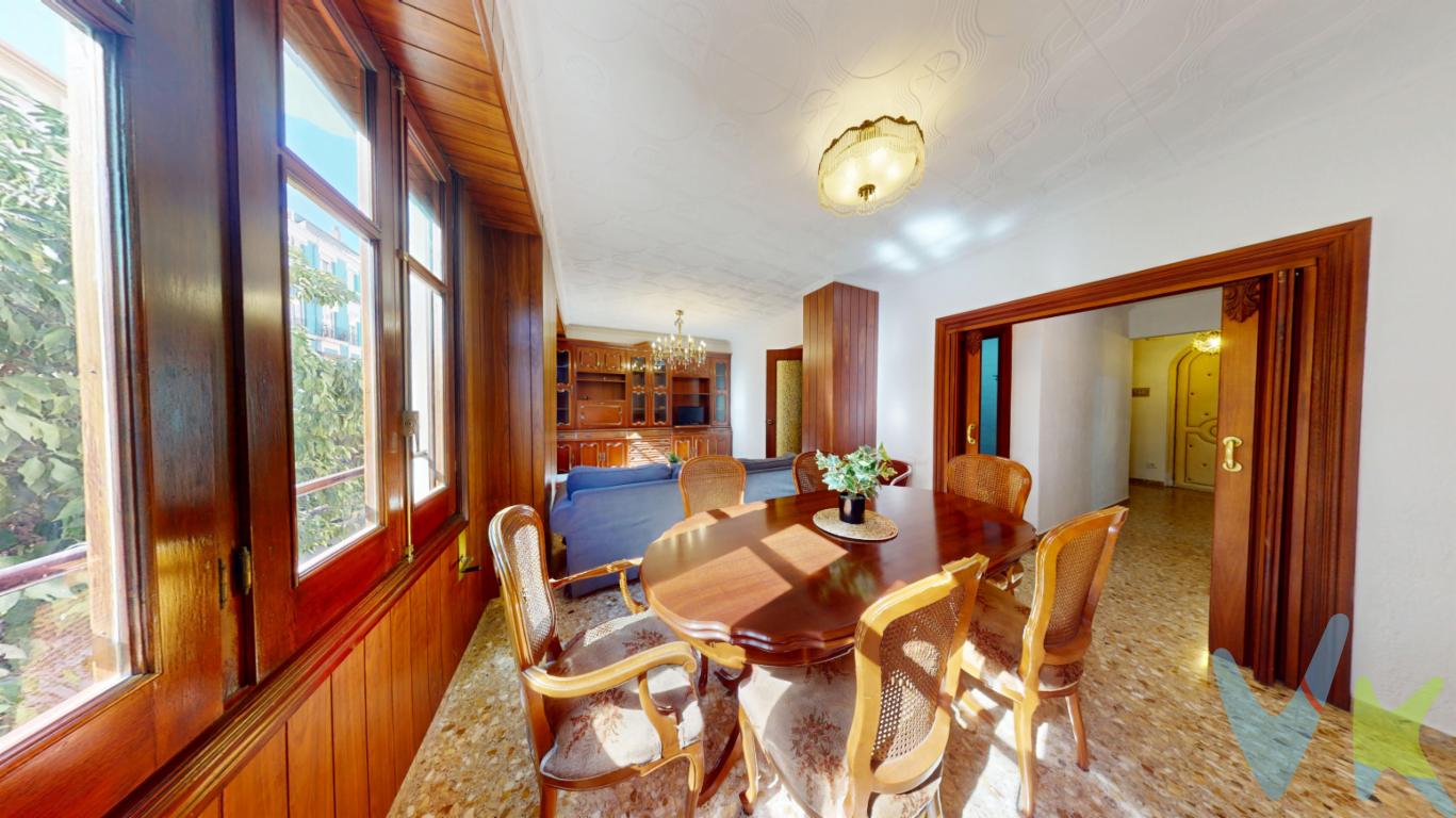 🌞 Tu nuevo hogar en Ruzafa 🌞¿Buscas un piso con encanto, bien ubicado y listo para disfrutar? En pleno barrio de Ruzafa, a un paso del Parque Central, te espera esta vivienda que combina comodidad, luz natural y un entorno lleno de vida.🏡 Detalles que te van a encantar:Además, vivir en Ruzafa significa tenerlo todo cerca: restaurantes, cafés, mercados, ocio, cultura ¡y todo sin perder ese aire acogedor de barrio con personalidad!✨ Un piso ideal para empezar una nueva etapa, crear recuerdos y disfrutar de Valencia al máximo.📞 ¿Lo vemos juntos?Primera altura con ascensor a cota cero, accesible y cómoda para todos.Un salón muy luminoso, perfecto para relajarte o compartir buenos momentos.Un baño amplio y práctico para toda la familia.3 habitaciones para adaptarlas a tu ritmo de vida: dormitorios, despacho o zona de juegos.Agencia Registrada con el Nº 89 en el Registro Obligatorio de Agentes Inmobiliarios de la Comunitat Valenciana. Puede consultar en la web de la GVA. La oferta está sujeta a cambios de precio o retirada del mercado sin previo aviso. Este anuncio en su conjunto, incluyendo textos, fotos, imágenes o cualquier otro contenido del mismo, no es vinculante dado que la información es ofrecida por terceros y puede contener errores. Se muestra a título informativo y no contractual. El precio no incluye lo siguiente: Honorarios de la agencia inmobiliaria, impuestos (IVA, ITP) y otros gastos de la Compraventa (notaria, gestoría y registro).Por mandato expreso del propietario, comercializamos este inmueble en exclusiva, lo que le garantiza el acceso a toda la información, a un servicio de calidad, un trato fácil, sencillo y sin interferencias de terceros. Por este motivo, se ruega no molestar al propietario, a los ocupantes de la propiedad o a los vecinos. Muchas gracias por su comprensión. Si usted es agente inmobiliario y tiene un cliente para este inmueble, llámenos: estaremos encantados de colaborar.