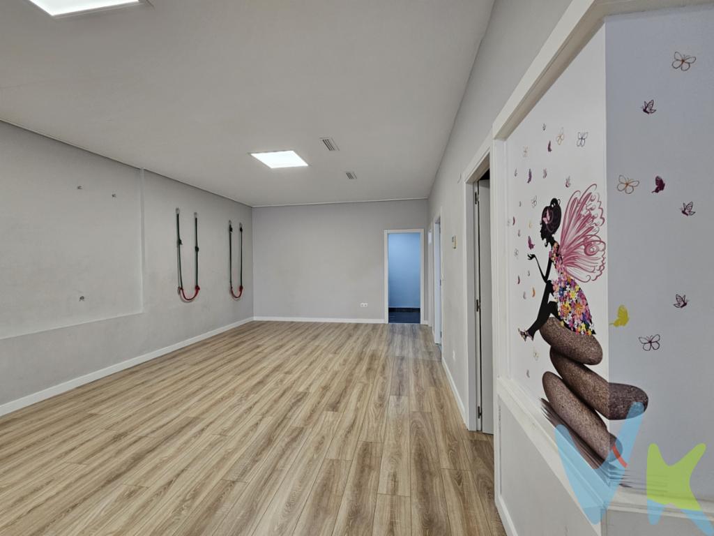  Se presenta una excelente oportunidad para adquirir un espacio comercial en una de las localidades más encantadoras. Este local, ubicado en Náquera, está destinado para aquellos empresarios o emprendedores que buscan una ubicación estratégica y con gran potencial para su negocio. Contando con 92 metros cuadrados útiles, este recinto ofrece un amplio espacio para desarrollar cualquier tipo de actividad comercial.Erigido en 2006, este local mantiene un excelente estado de conservación, lo que garantiza un entorno moderno y funcional para empezar a trabajar de inmediato. Con 102 metros cuadrados construidos, las posibilidades de personalización y optimización del espacio son infinitas, adaptándose a las necesidades específicas de cada negocio.La cercanía al metro proporciona un acceso inmejorable tanto para empleados como clientes, facilitando la movilidad y asegurando una afluencia constante de personas. Además, diversas líneas de autobús se encuentran en las inmediaciones, ofreciendo otras opciones de transporte público que incrementan la accesibilidad al local.Es notable la amplitud del espacio interior, diseñado para maximizar la luminosidad y crear un ambiente agradable y motivador. Sus dimensiones permiten una distribución del mobiliario y equipamientos de forma eficiente, con áreas que pueden dedicarse a exposición de productos, atención al cliente, oficinas, entre otros usos.Y si quieres seguir la misma actividad actual es perfecto! Un espacio holistico para realizar yoga , meditaciones , constelaciones familiares...Ubicado estratégicamente en Náquera, una región en pleno crecimiento y desarrollo, este local comercial se convierte en una inversión valiosa. La zona se caracteriza por su dinamismo y diversidad, asegurando un flujo constante de clientes potenciales, lo cual es vital para el éxito de cualquier negocio.La estructura del inmueble permite modificaciones y adaptaciones, ofreciendo una versatilidad que pocos lugares brindan. Los acabados de calidad y los recursos disponibles posibilitan la creación de un ambiente acogedor y profesional que atraerá a su clientela.Náquera es conocida por su entorno tranquilo y su ambiente comunitario en crecimiento, factores que contribuyen significativamente a la visibilidad y éxito de un negocio localizado aquí. La infraestructura circundante, con comercios y servicios a pocos minutos, garantiza que cualquier necesidad adicional esté cubierta.Los futuros propietarios de este local comercial no sólo se beneficiarán de un espacio adaptable y bien ubicado, sino también de formar parte de una comunidad pujante que ofrece múltiples oportunidades para el desarrollo económico y comercial.Dado todo lo mencionado, una visita a este local sin duda le permitirá experimentar las múltiples ventajas que ofrece. Tomar la decisión de explorar este espacio comercial en persona será clave para apreciar plenamente su potencial y comenzar el camino hacia un negocio próspero en Náquera.Convencerse del valor de este inmueble en venta es sencillo cuando se consideran todos los aspectos positivos que aporta a cualquier proyecto comercial. Instamos a contactarnos para programar una visita y dar el primer paso hacia el establecimiento de su negocio en un entorno que asegura crecimiento y prosperidad. 